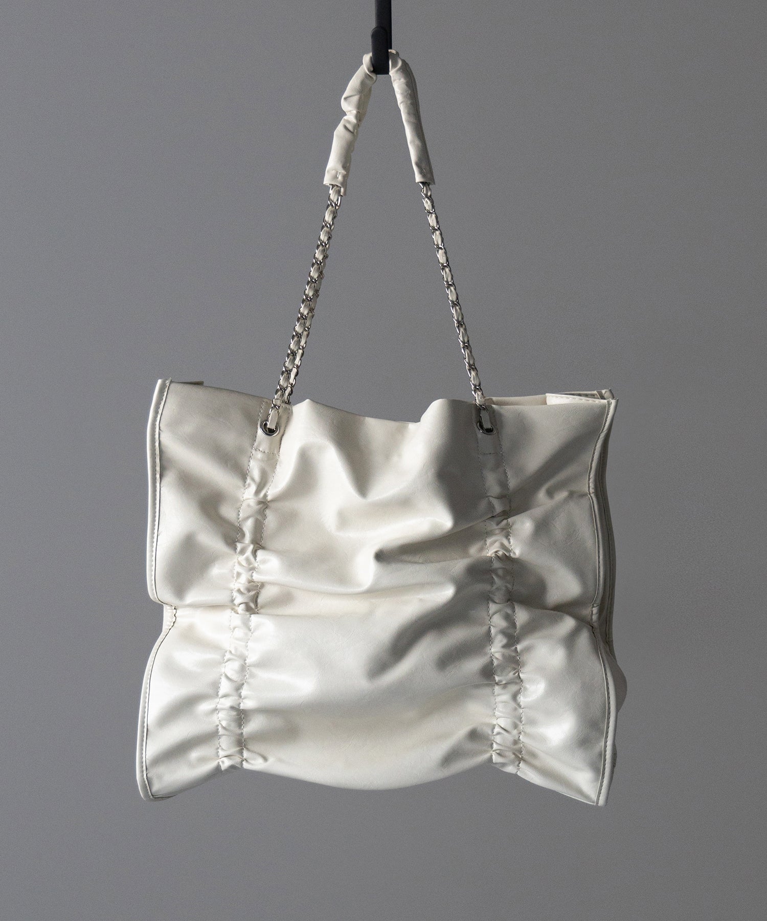 【 ３color ／ A4収納可 】ダブルシャーリングフェイクレザースクエアチェーンバッグ ／ double shirring fake leather square chain bag