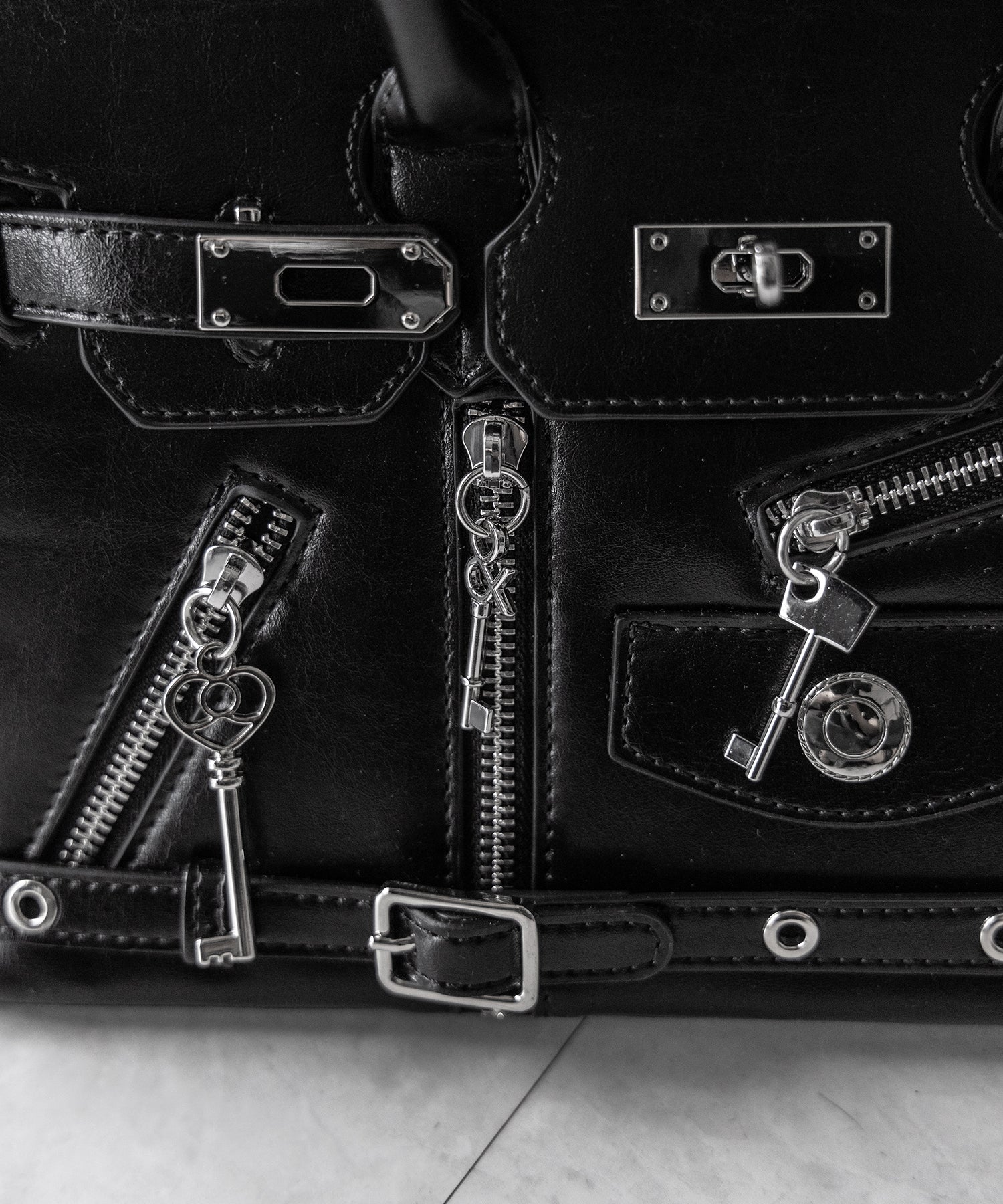 【 ショルダーストラップ付き２WAY 】ベルテッドキーチャームフラップスクエアハンドバッグ ／ ( 2WAY ) belted key charm flap square handbag