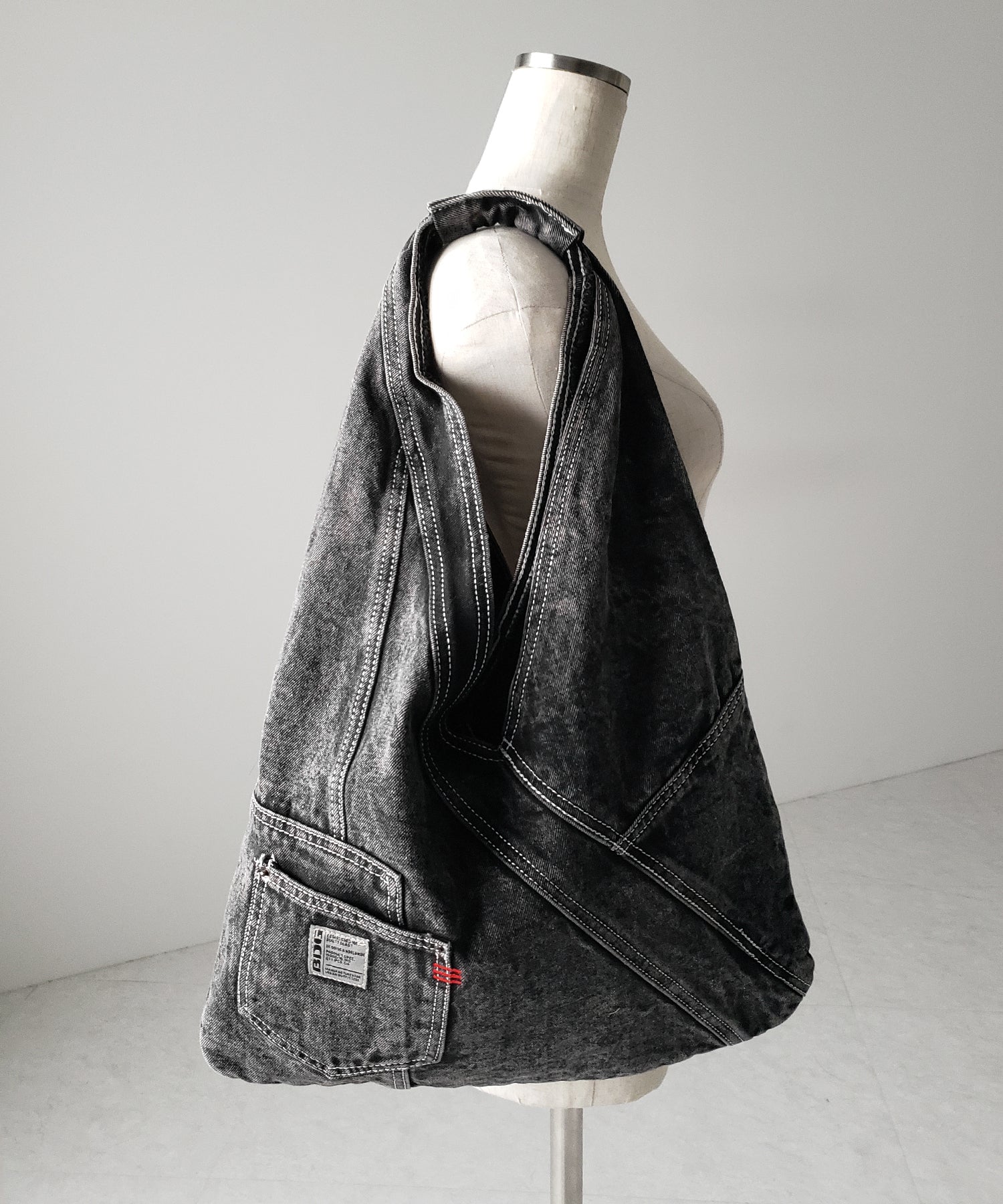 【 ２color 】リメイクウォッシュトライアングルデニムショルダーバッグ ／ remade wash triangle denim shoulder bag