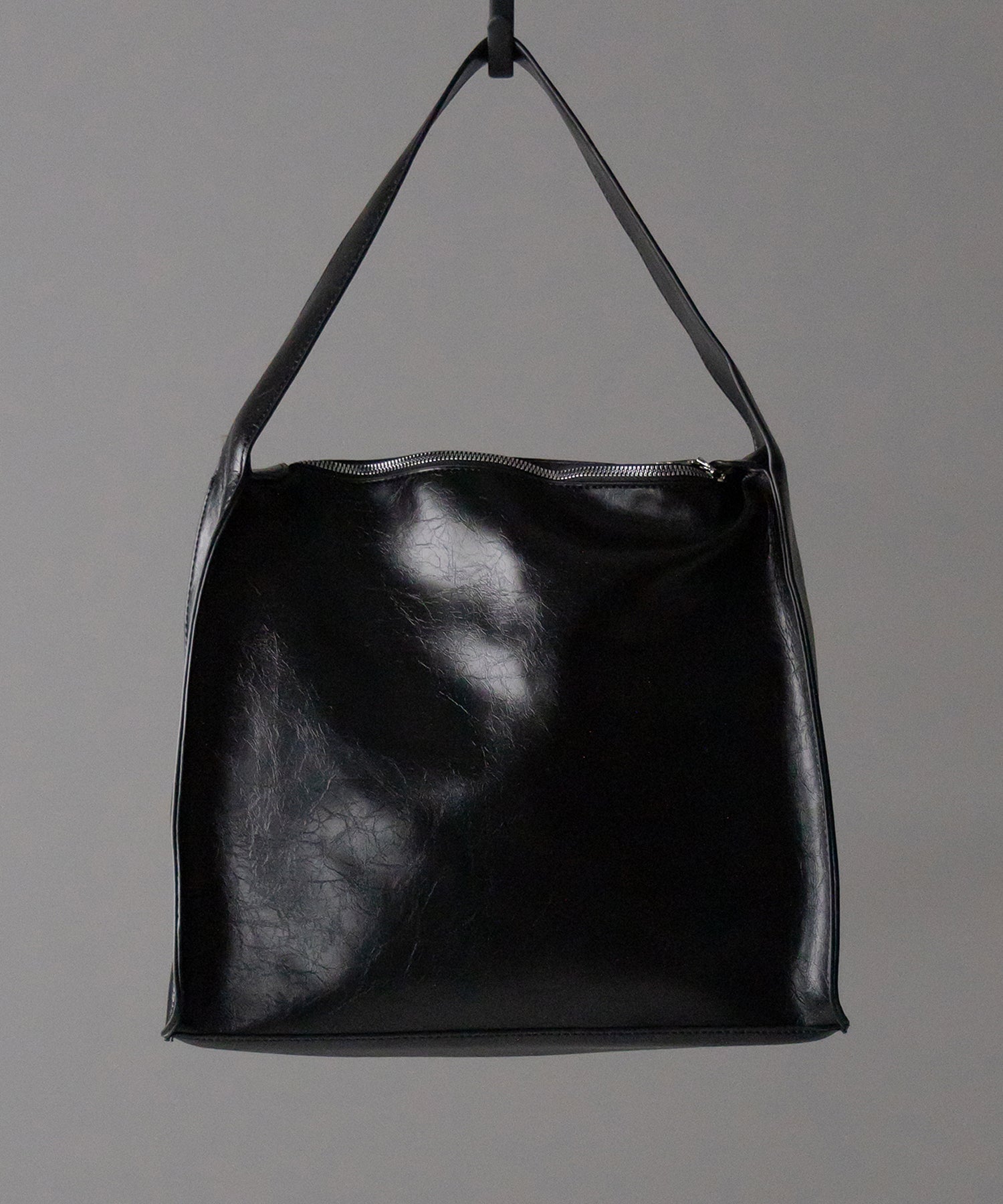 【 ２color 】ヴィンテージフェイクレザースクエアショルダーバッグ ／ vintage fake leather square shoulder bag