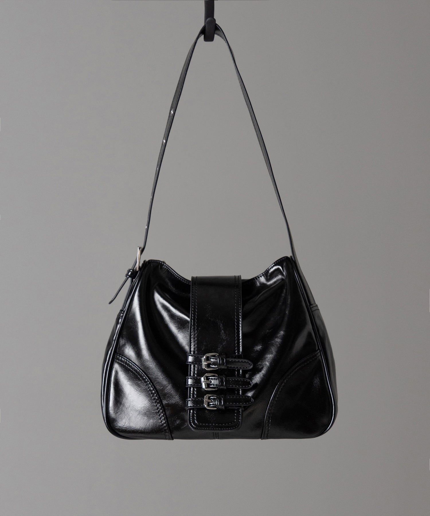 【 ３color 】ベルテッドフェイクレザーショルダーバッグ ／ belted fake leather shoulder bag