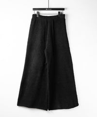 FREE / BLACK