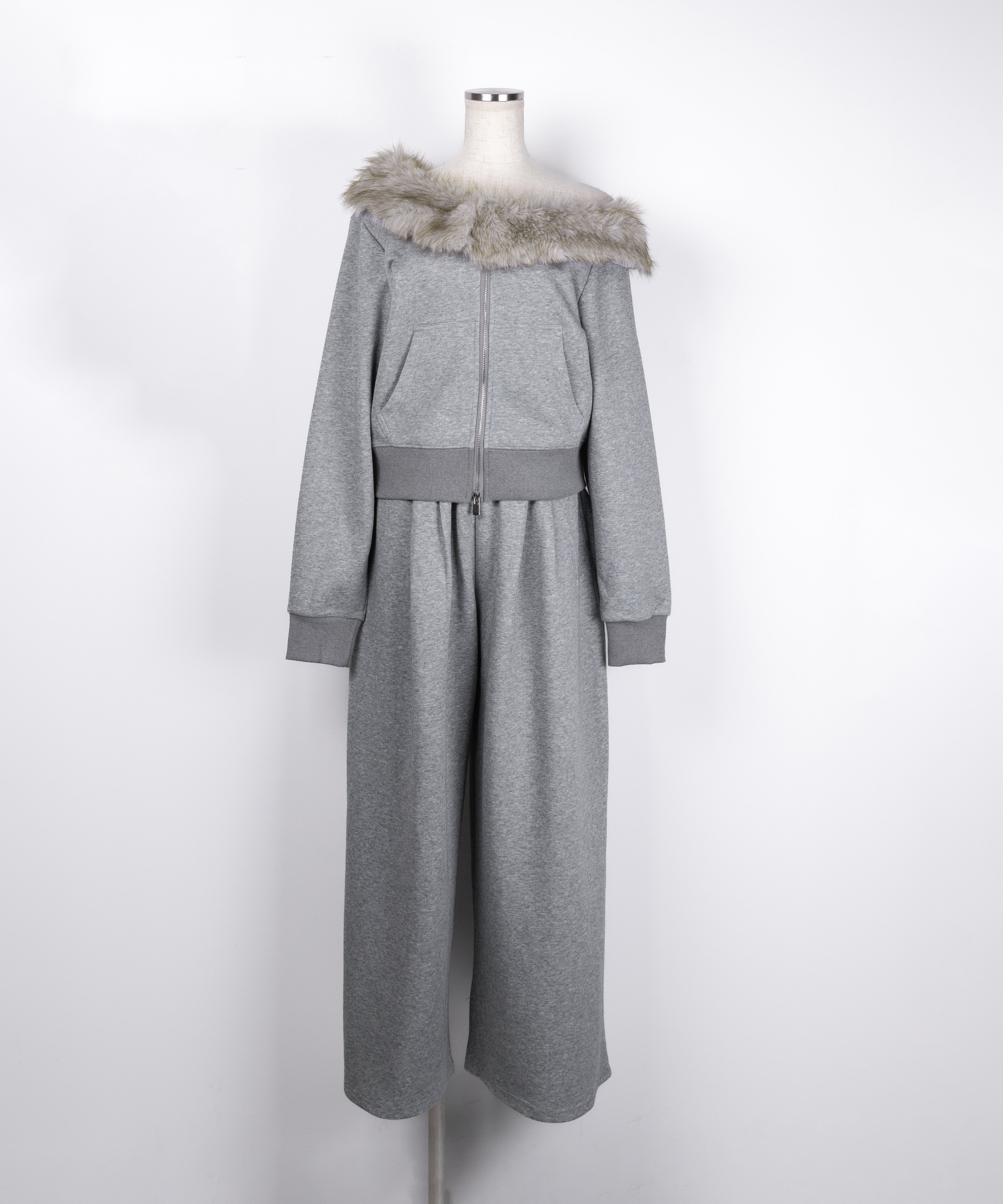【 セットアップ 】ファーダブルジップワンショルスウェット＆タックワイドスウェットパンツ ／ Fur double-zip one-shoulder sweatshirt ＆ tuck wide sweatpants SETUP