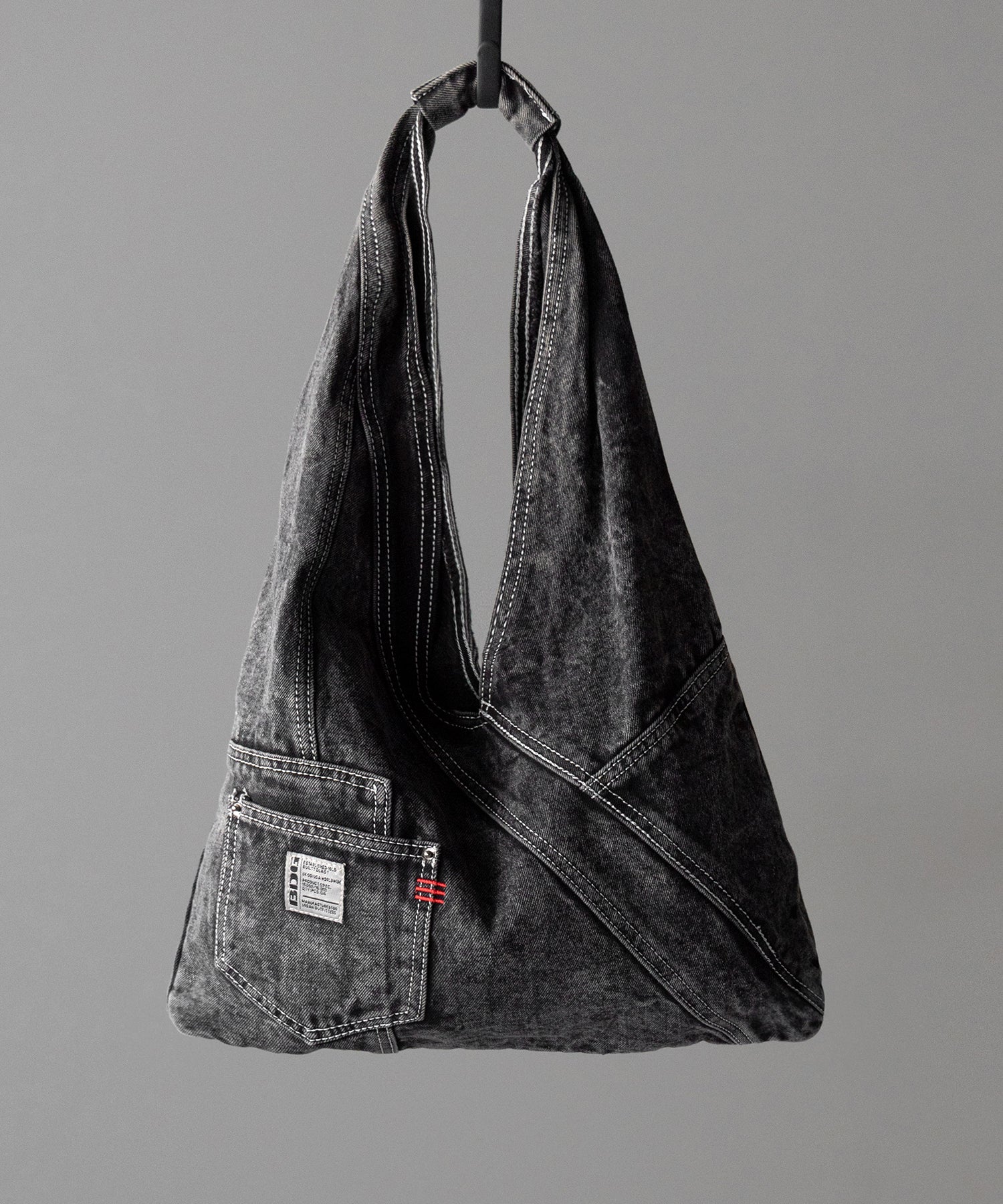 【 ２color 】リメイクウォッシュトライアングルデニムショルダーバッグ ／ remade wash triangle denim shoulder bag