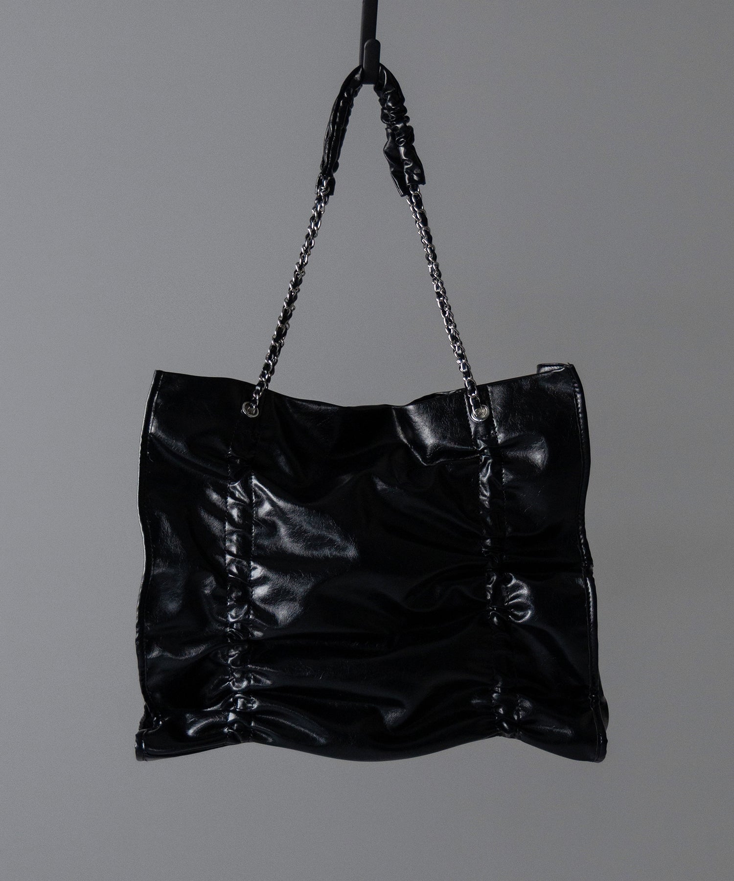 【 ３color ／ A4収納可 】ダブルシャーリングフェイクレザースクエアチェーンバッグ ／ double shirring fake leather square chain bag