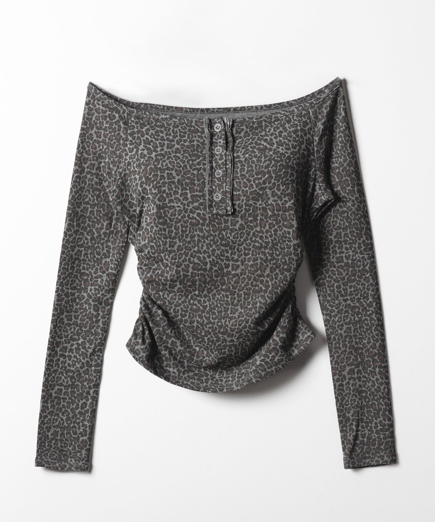 【 ２color 】レオパードヘンリーネックオフショルトップス ／ leopard henley neck off-shoulder tops