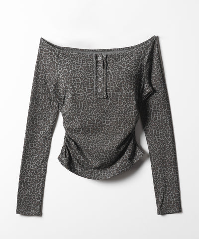 【 ２color 】レオパードヘンリーネックオフショルトップス ／ leopard henley neck off-shoulder tops