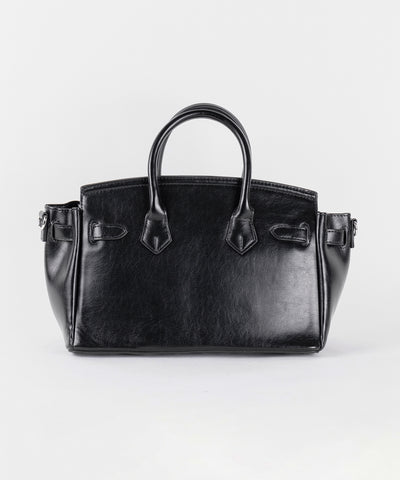【 ショルダーストラップ付き２WAY 】ベルテッドキーチャームフラップスクエアハンドバッグ ／ ( 2WAY ) belted key charm flap square handbag