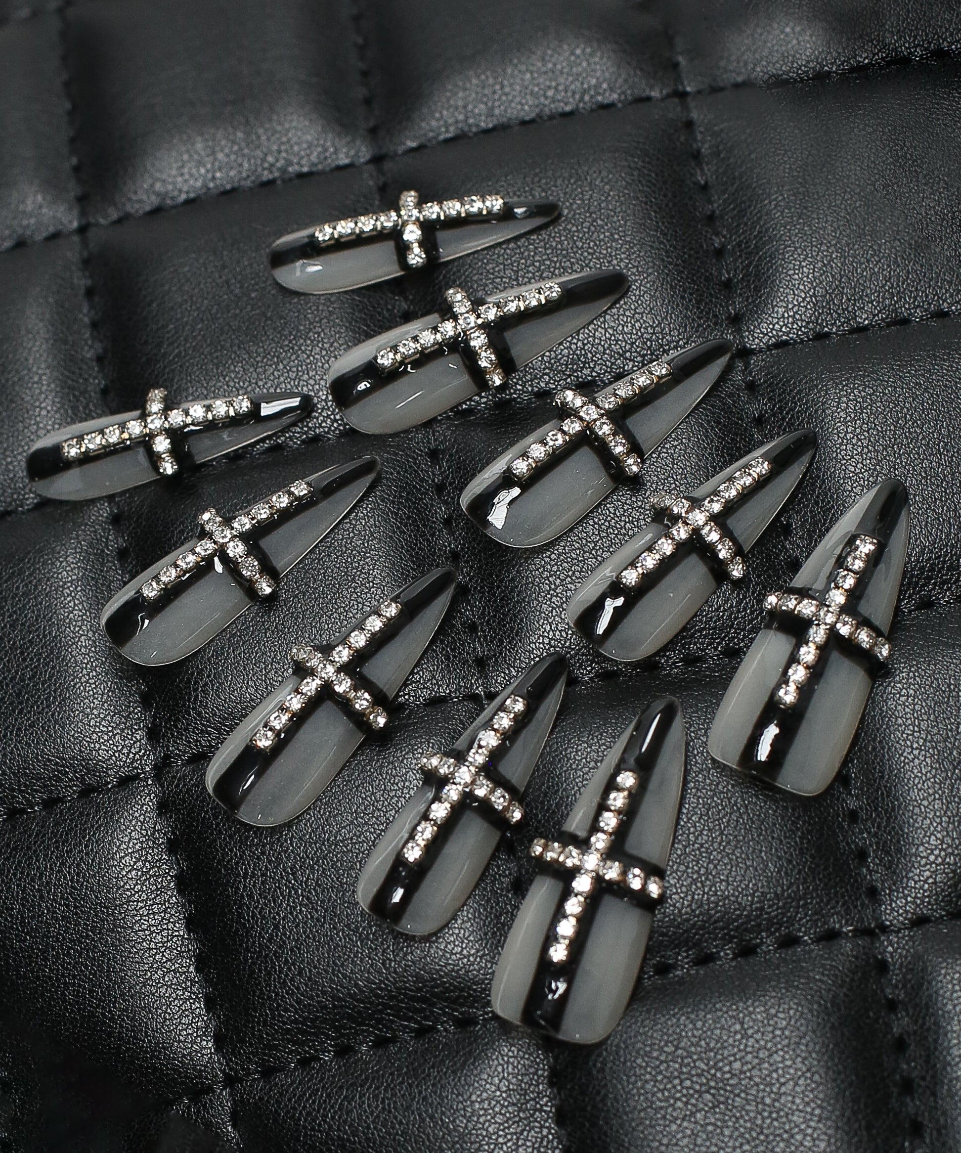 シルバーストーンクロスラインブラックシアースティレットネイルチップ／silverstone cross line black sheer stiletto nail tips