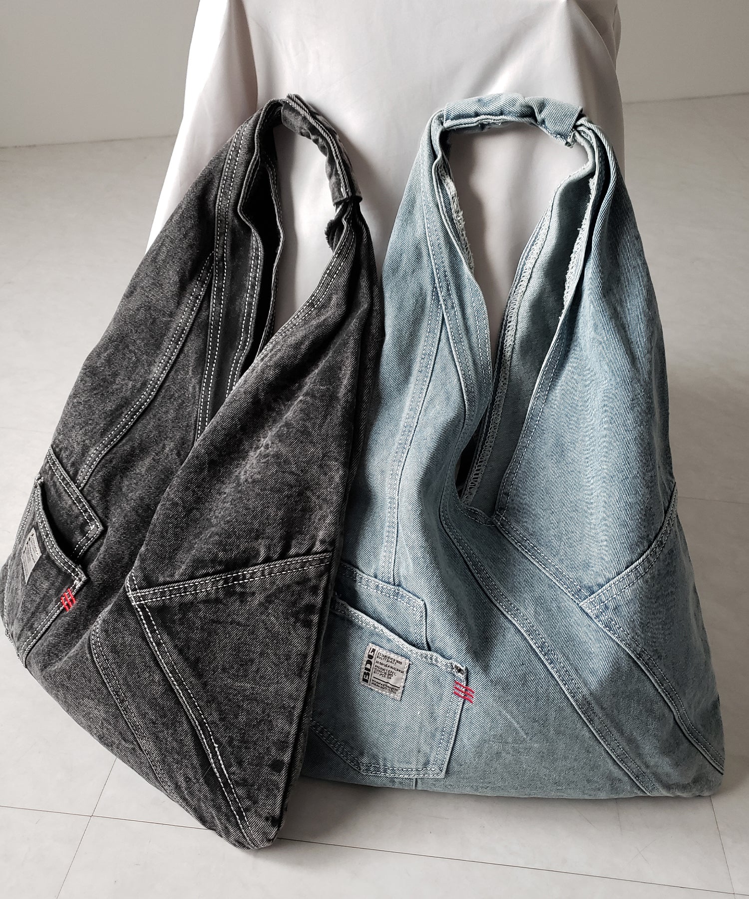 【 ２color 】リメイクウォッシュトライアングルデニムショルダーバッグ ／ remade wash triangle denim shoulder bag