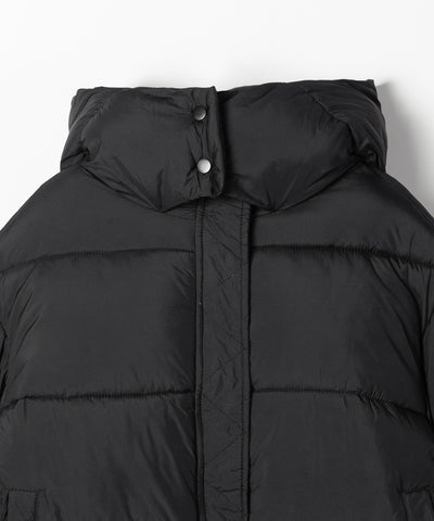 スタンドネックボリュームフーディ中綿パフジャケット ／ Stand-neck volume hooded fake down puff jacket