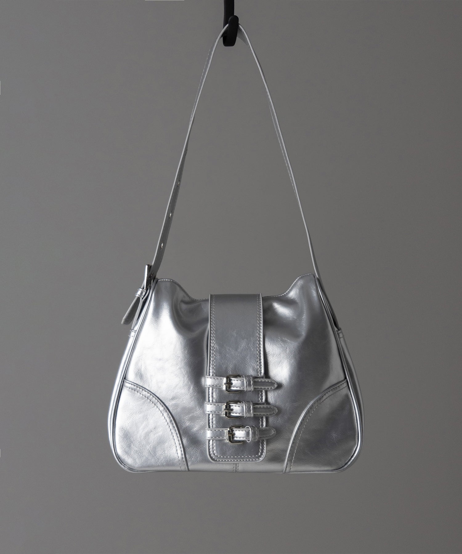 【 ３color 】ベルテッドフェイクレザーショルダーバッグ ／ belted fake leather shoulder bag