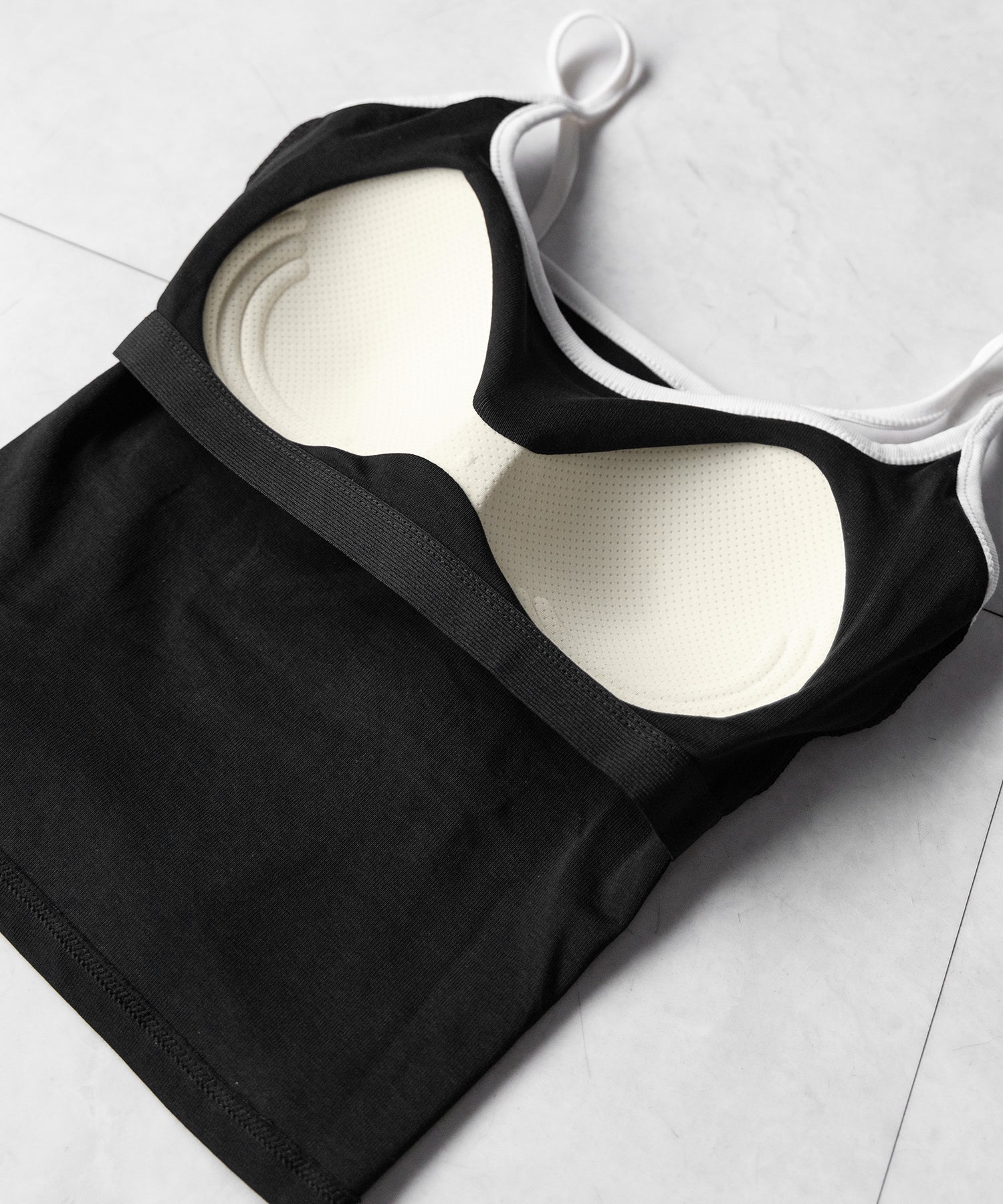 【 カップ付き 】フロントロゴプリントショートキャミソール ／ front logo print short camisole