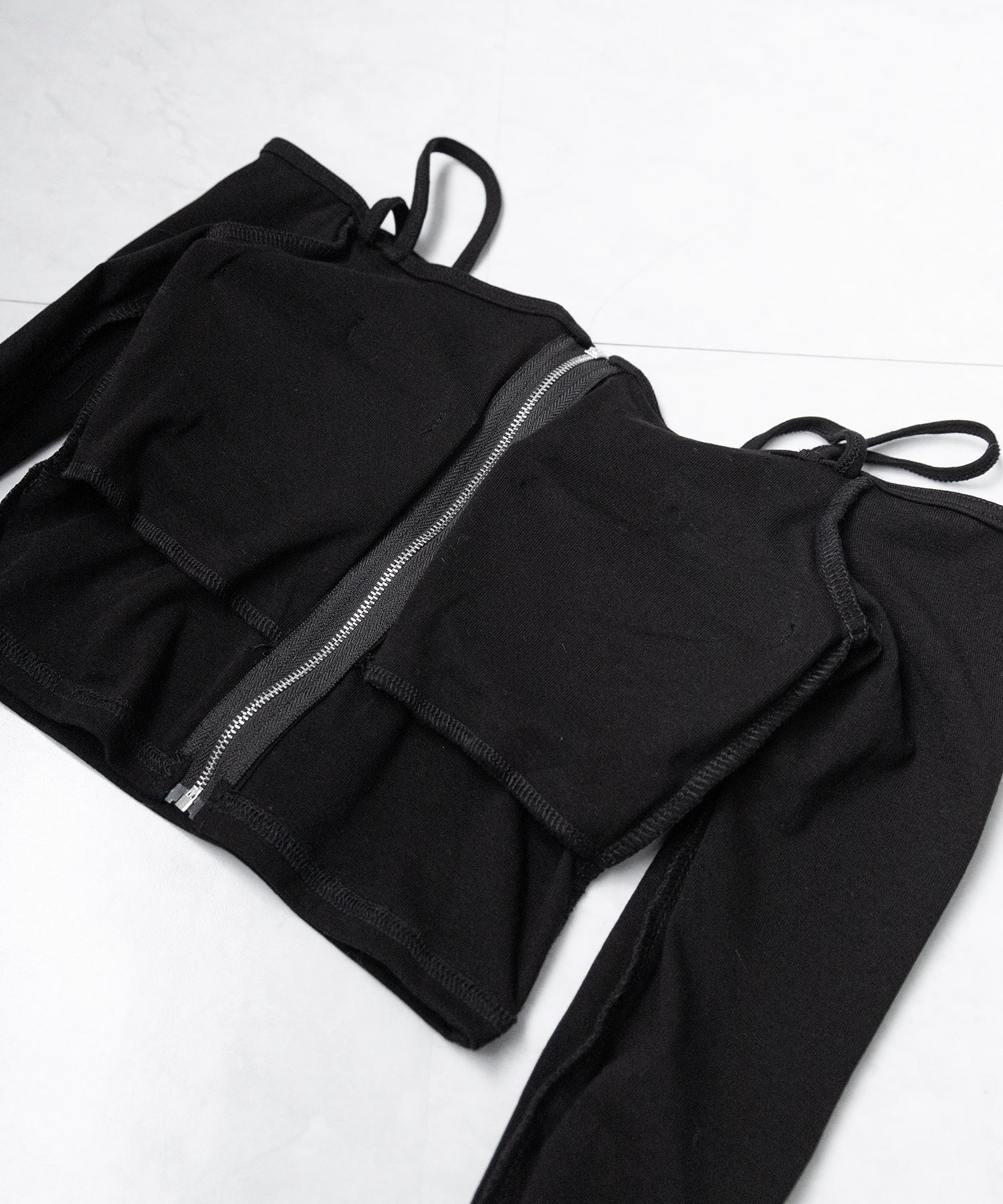 【 ３color ／ カップ付 】フロントジップクロスストラップオフショルトップス ／ front zip cross straps off-shoulder tops