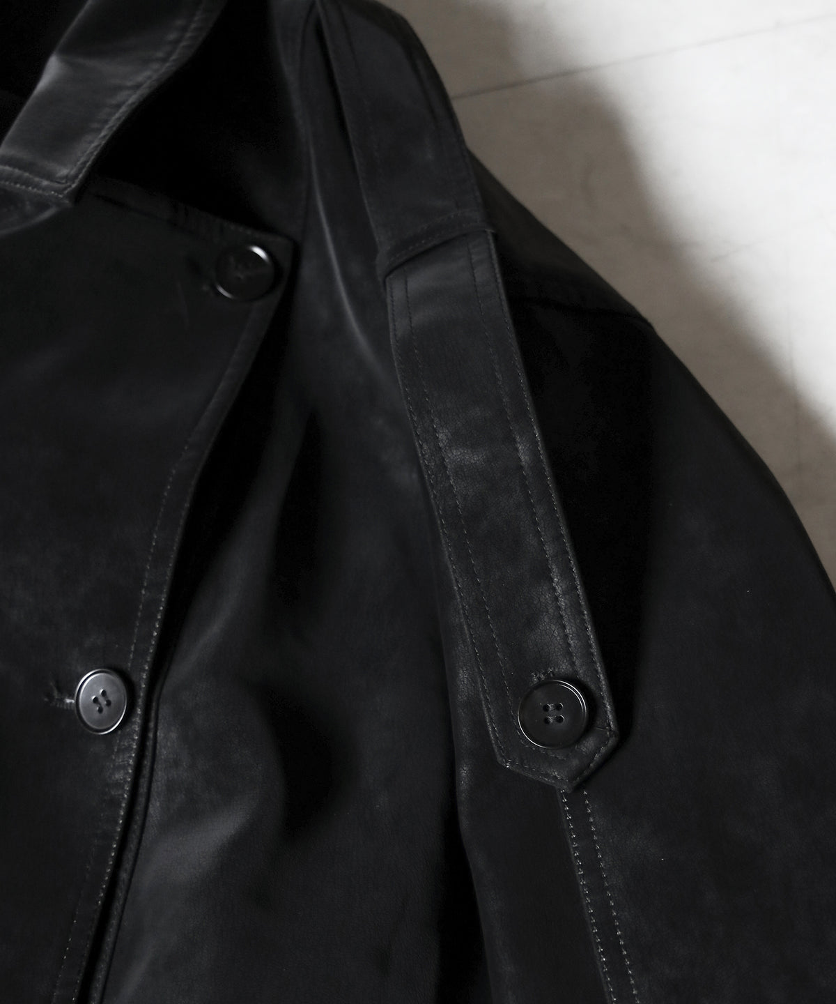 ヴィンテージフェイクレザーベルテッドジップアップオーバーブルゾン ／ Vintage fake leather belted zipup over blouson