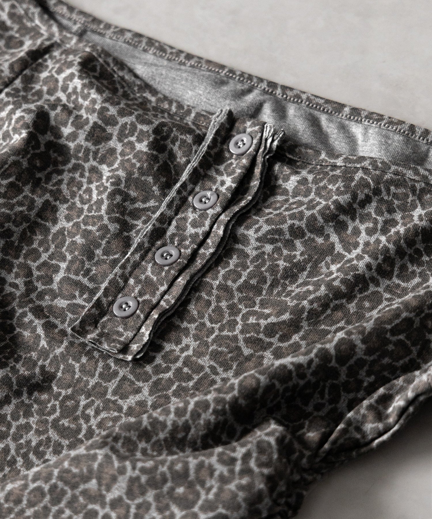 【 ２color 】レオパードヘンリーネックオフショルトップス ／ leopard henley neck off-shoulder tops