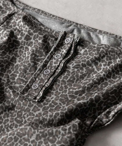 【 ２color 】レオパードヘンリーネックオフショルトップス ／ leopard henley neck off-shoulder tops
