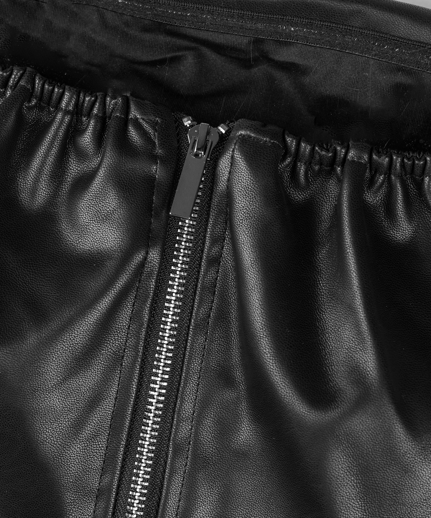 【 ２color 】アシンメトリー切替フェイクレザービスチェ ／ asymmetry switching fake leather bustier