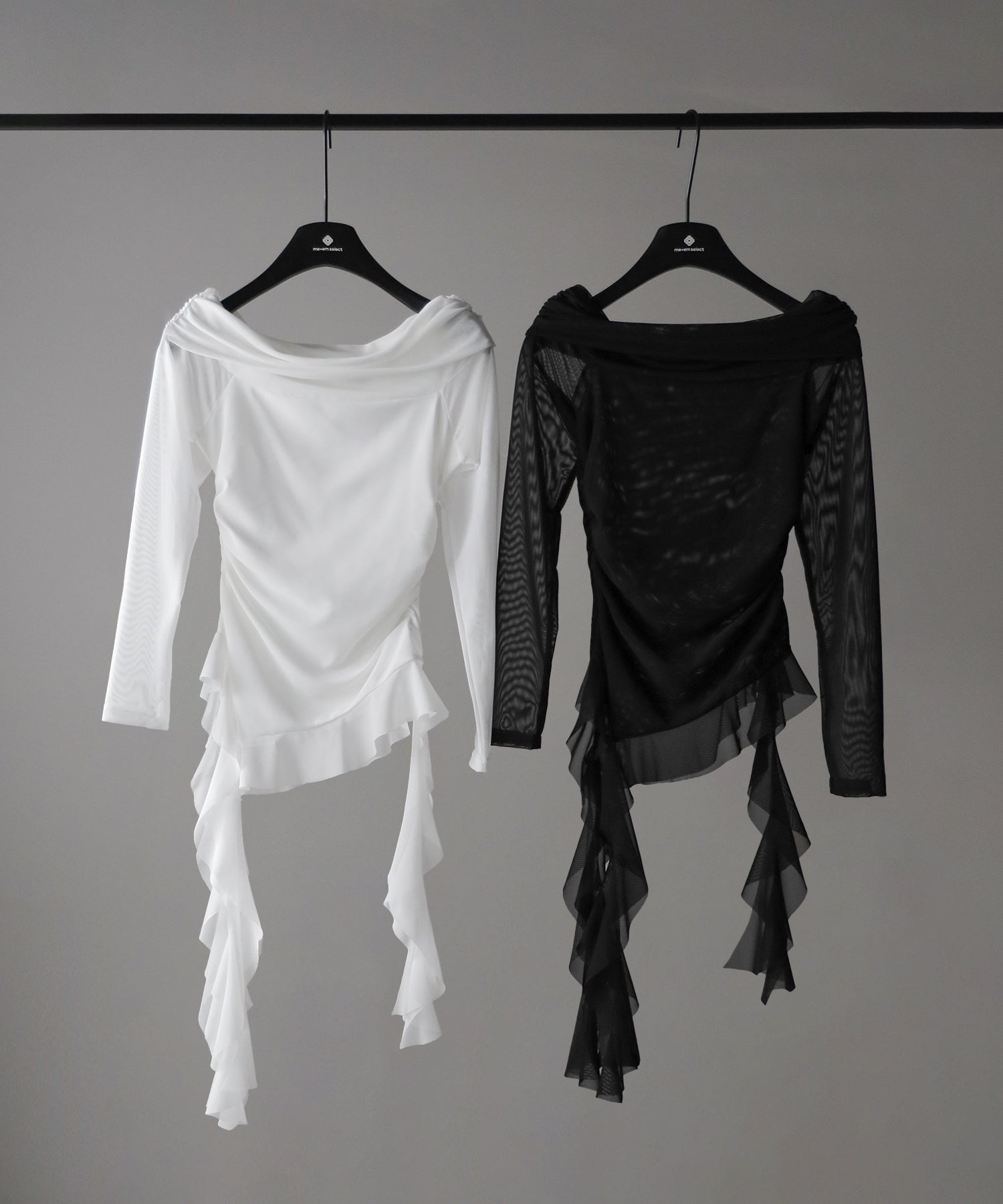 【 ２color 】アシンメトリーフリルオフショルシアートップス ／ asymmetrical frill off-shoulder sheer tops
