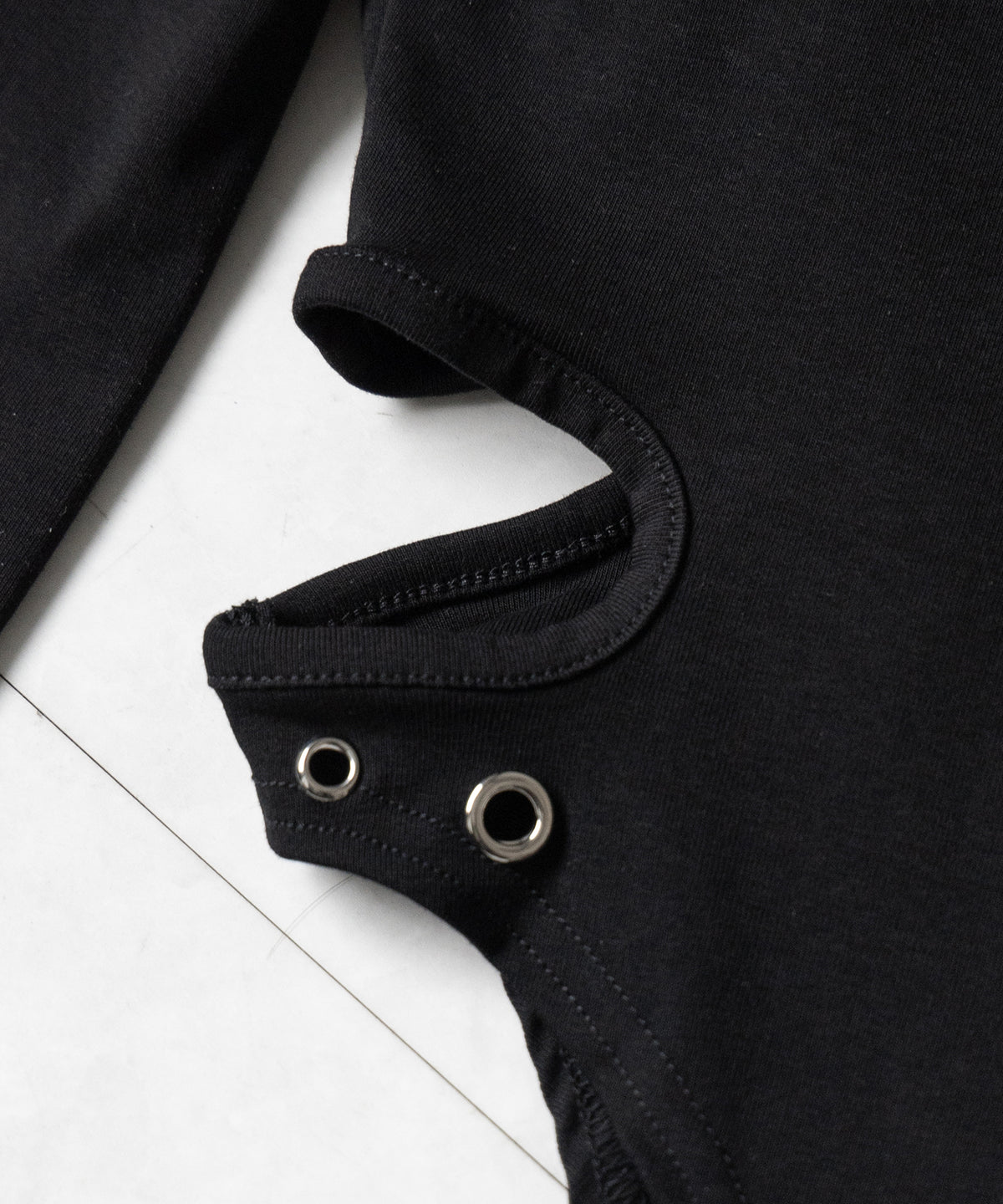 カットアウトアイレット長袖ボディスーツトップス ／ Cutout eyelet long sleeve bodysuit tops