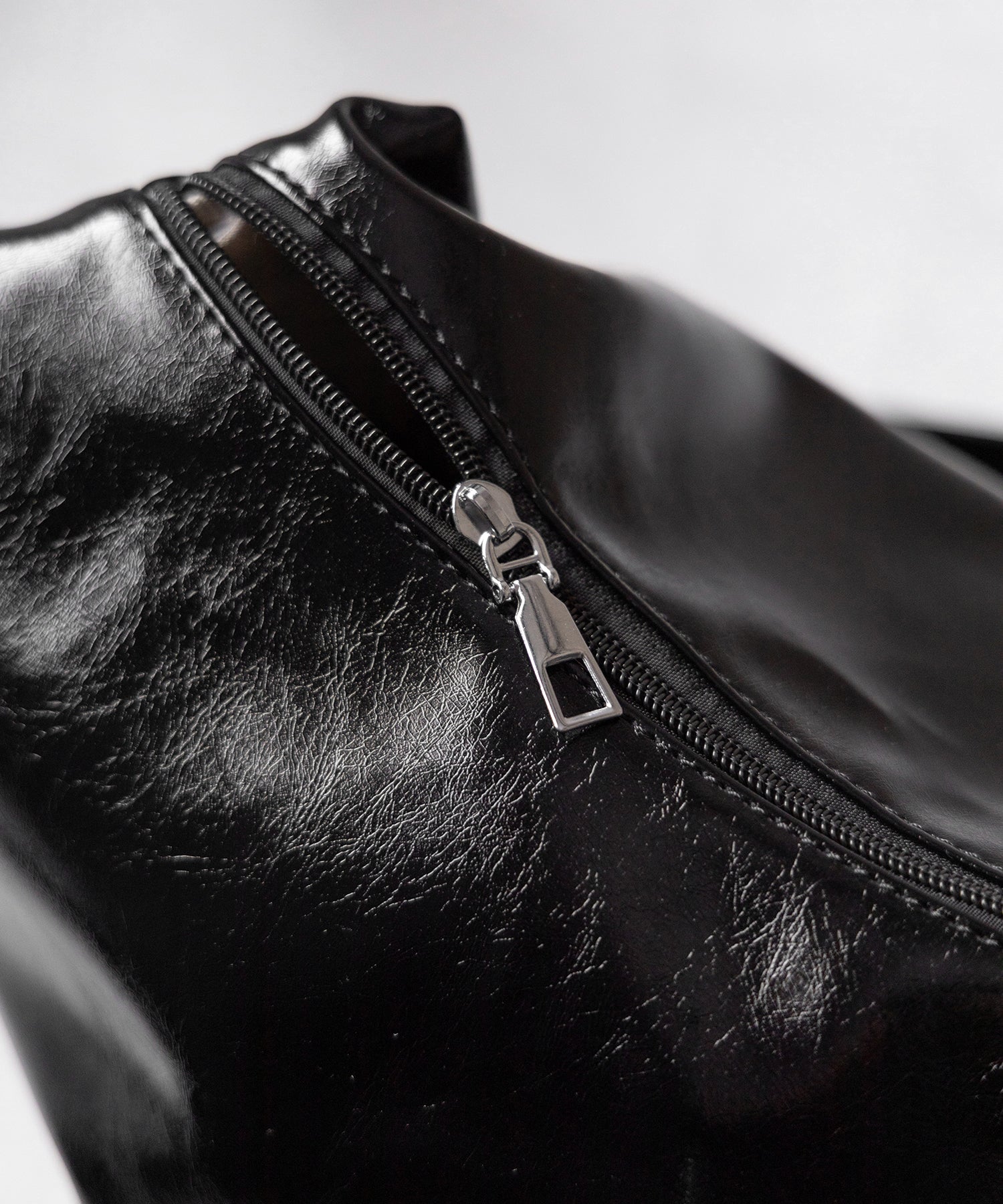 【 大容量 】フェイクレザーワイドストラップビッグショルダーボディバッグ ／fake leather wide strap big shoulder body bag