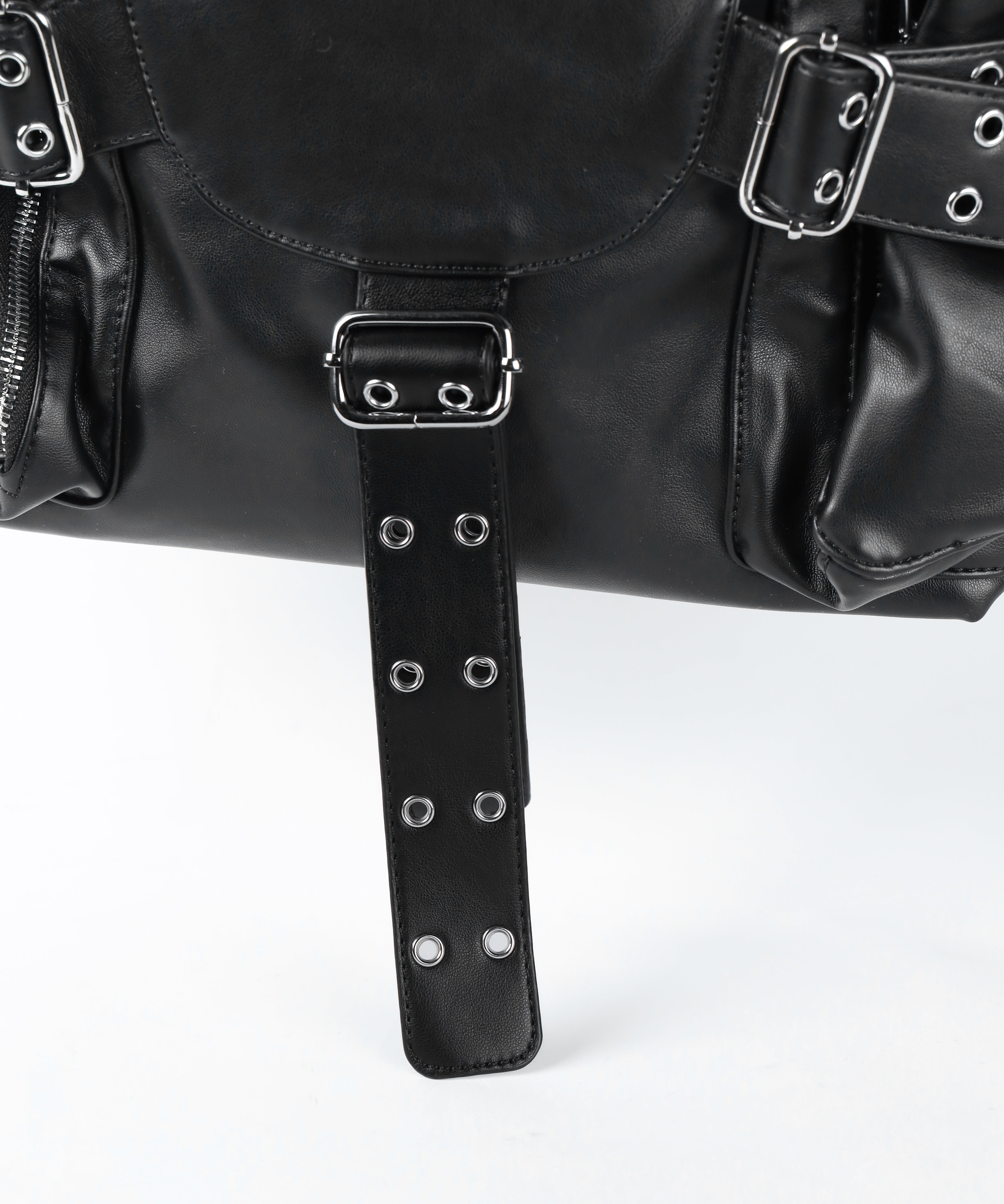 【 多ポケットで収納力抜群 】３連ベルテッド多ポケットフェイクレザーショルダーバッグ ／ Three belted multi pocket fake leather shoulder bag