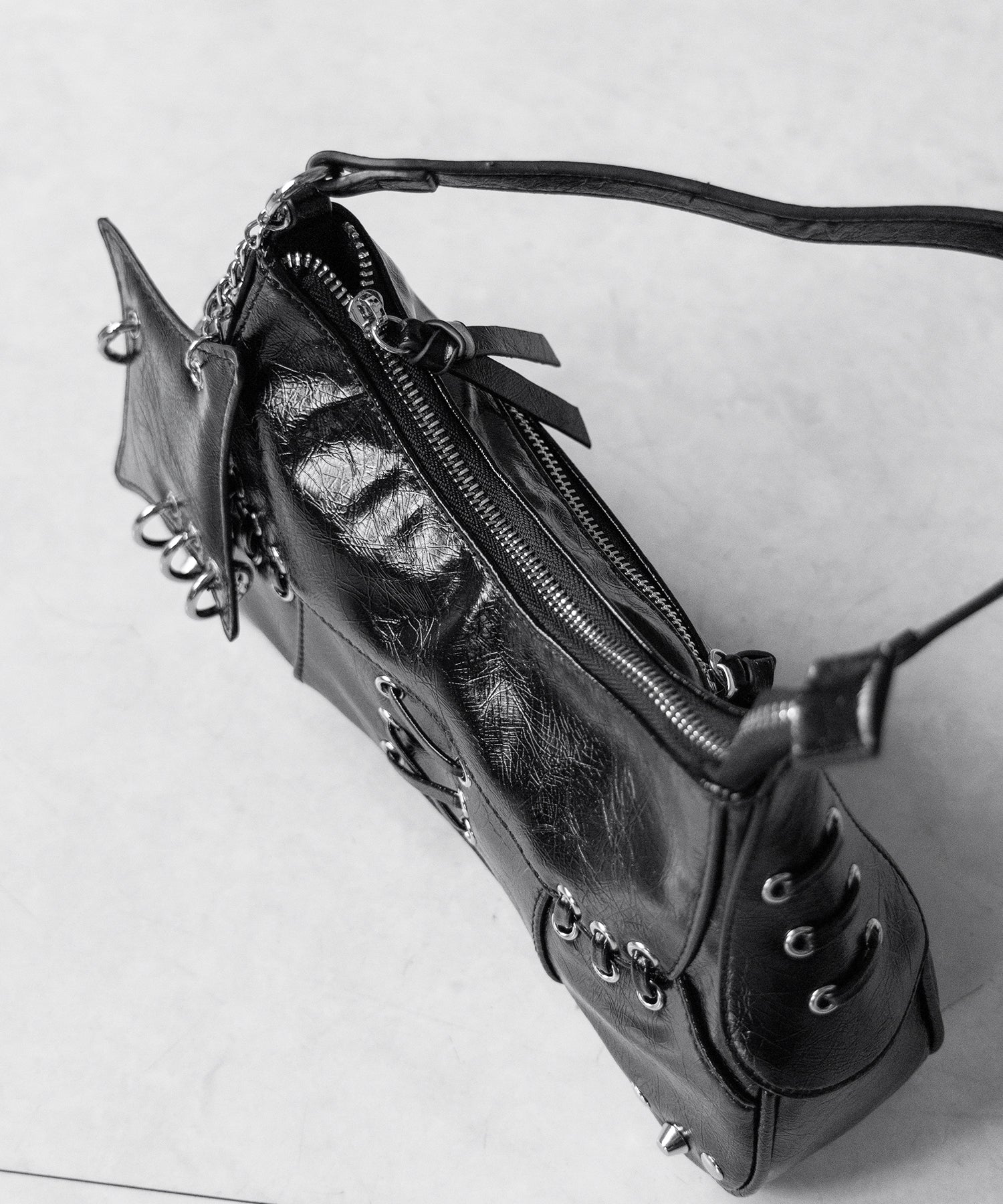 【 ショルダーストラップ付 】ピアッシングレースアップショルダーバッグ ／ piercing lace-up vintage shoulder bag