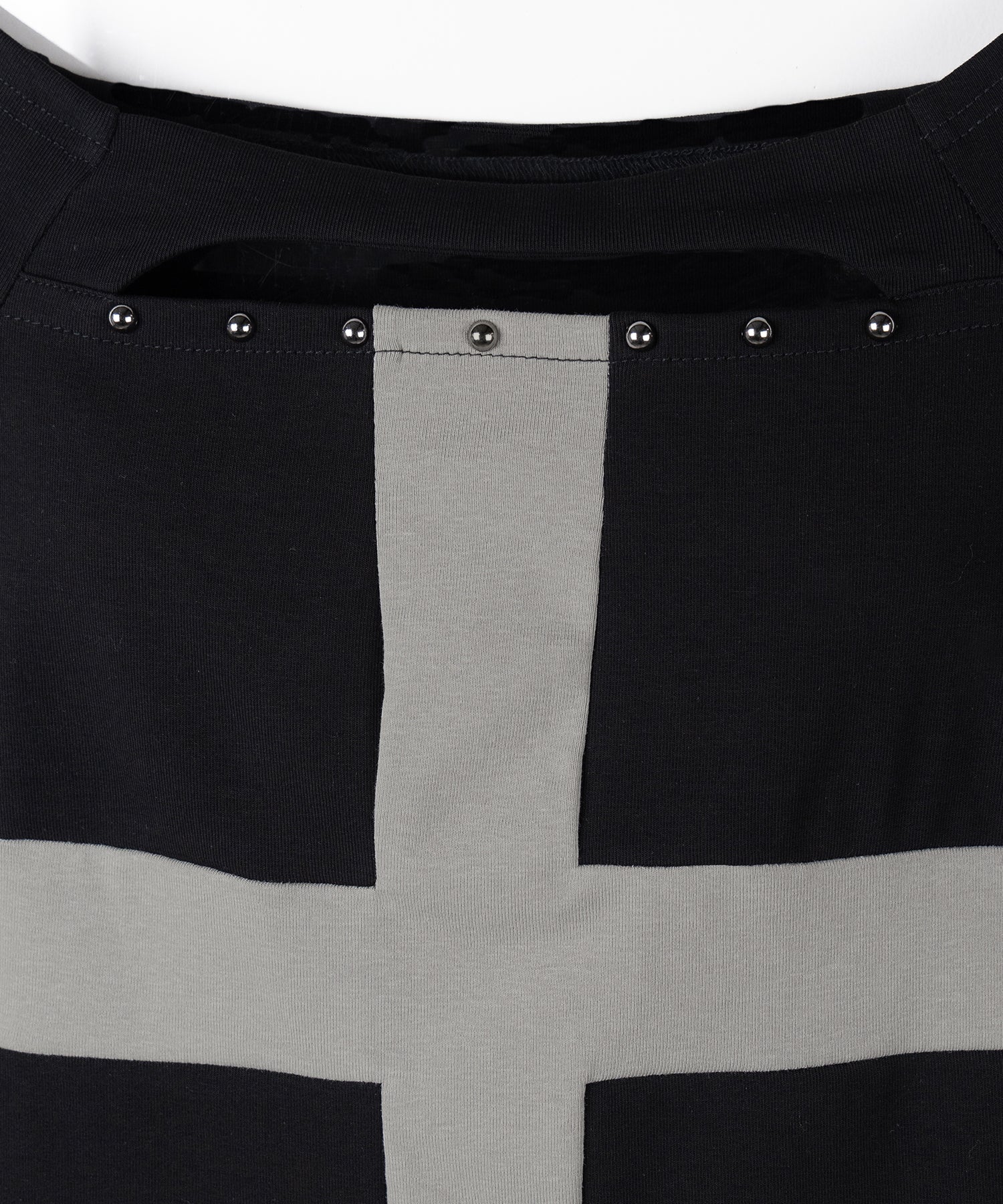 十字架クロスデザインカットアウトオフショルスリムトップス ／ cross design cutout offshoulder slim tops