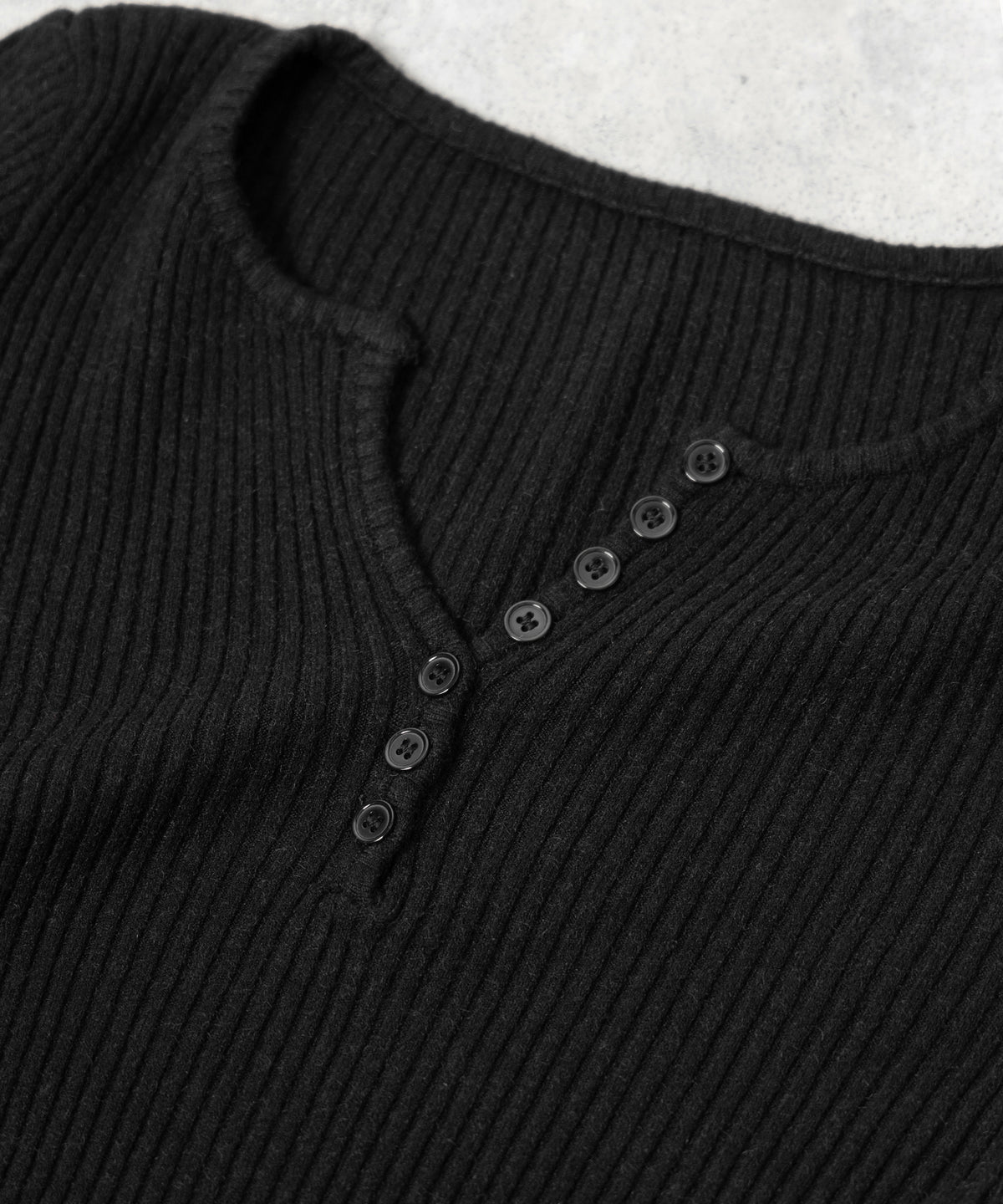 フロントボタンヘンリーネックスリムリブニット ／ Front button henley neck slim rib knit
