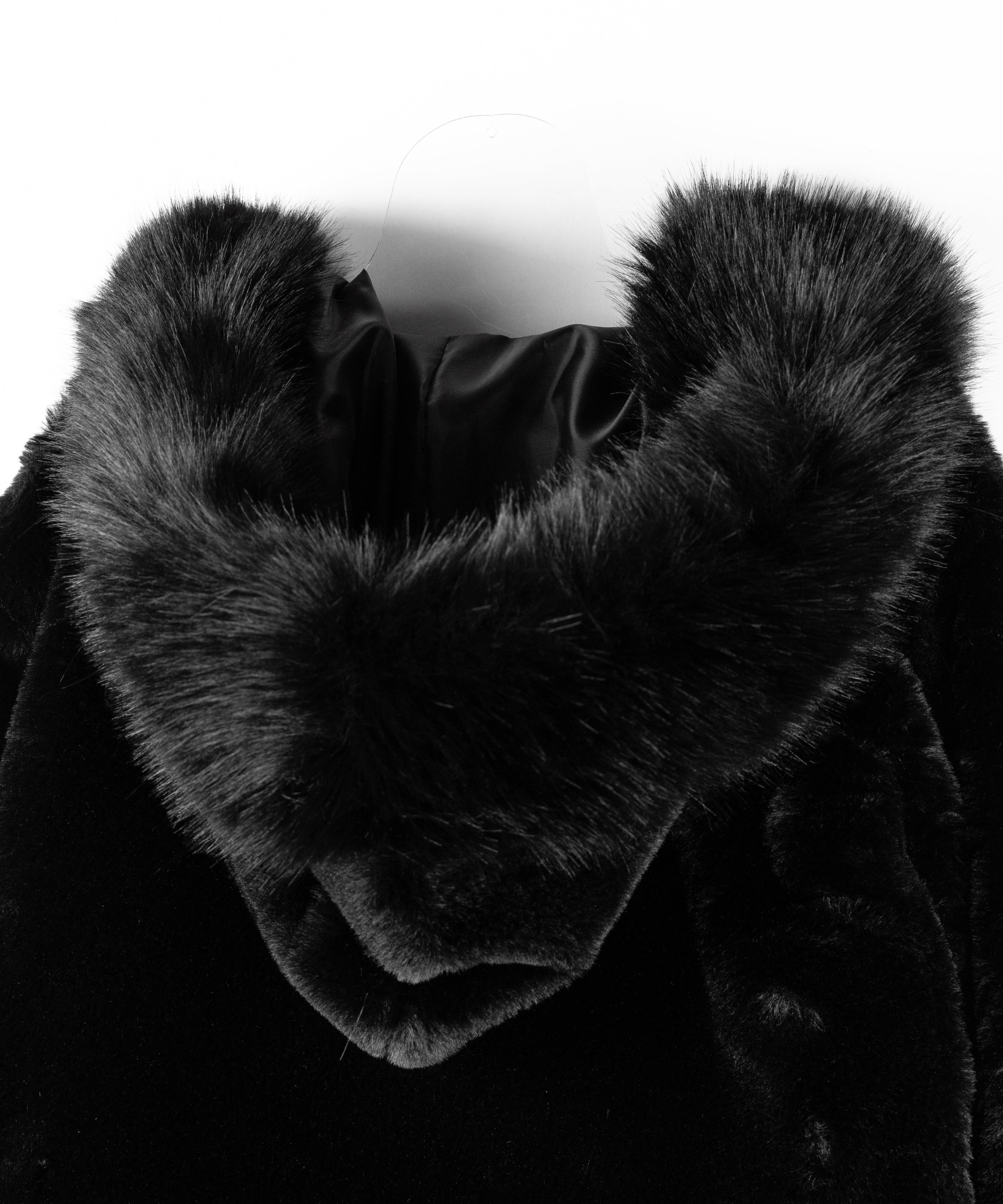 フェイクファーフードレディーショートコート ／ fake fur hoodec lady short coat