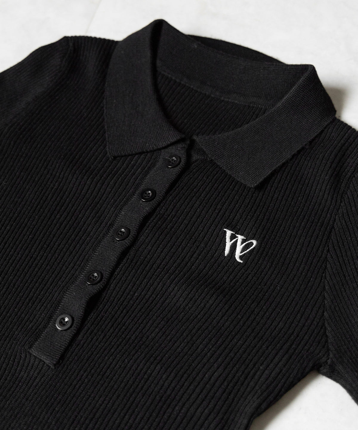 ワンポイント刺繍ポロカラースリムシアーリブニット ／ One-point embroidery polo collar slim sheer rib knit