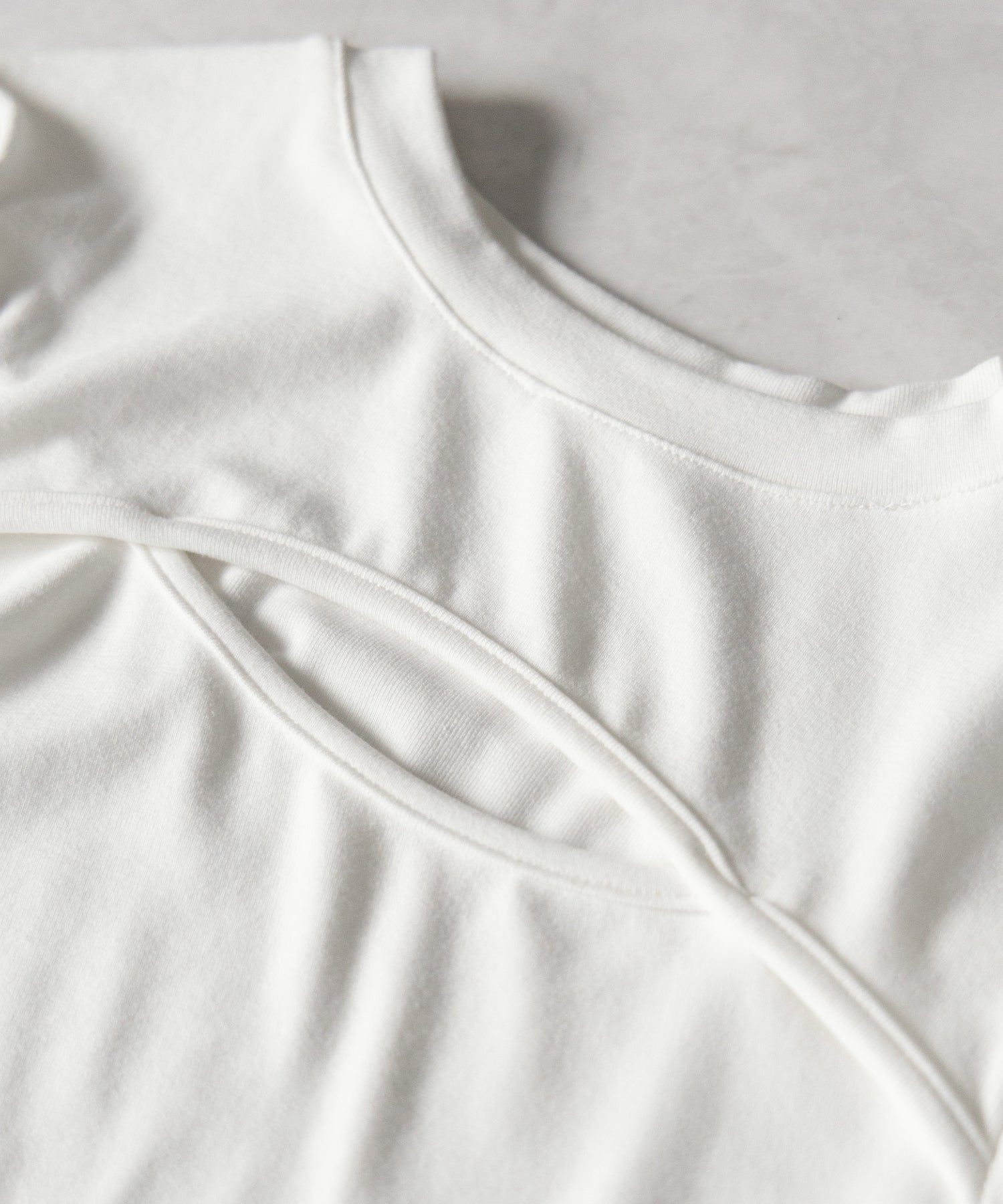 【 ３color 】カットアウトサイドシャーリングアシンメトリートップス ／ cut-out side shirring asymmetry tops