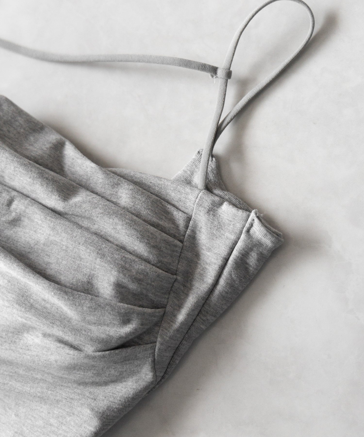 【 カップ付き／２WAY 】ラインストラップタックショートキャミソール ／ line strap tuck short camisole