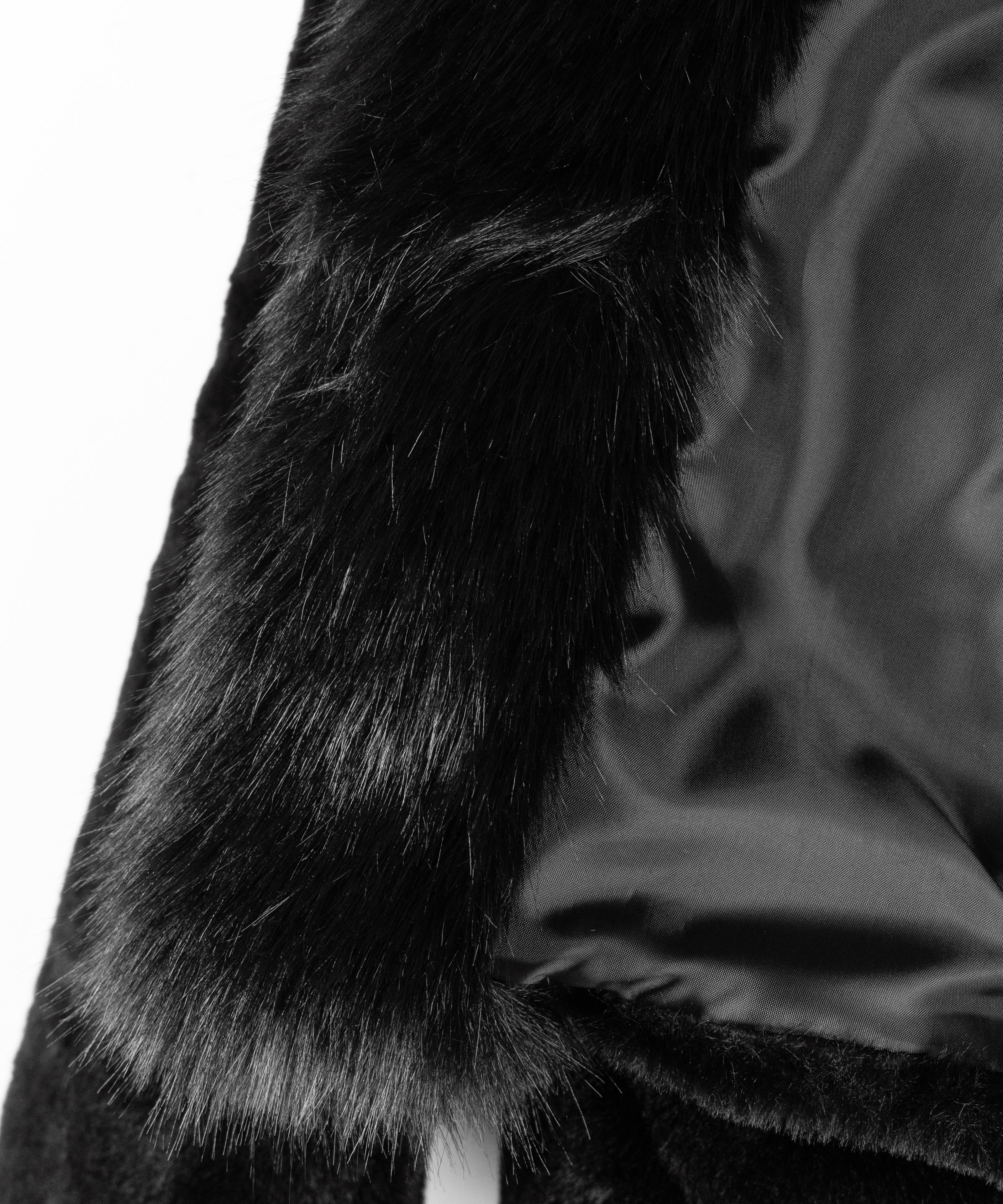 フェイクファーフードレディーショートコート ／ fake fur hoodec lady short coat