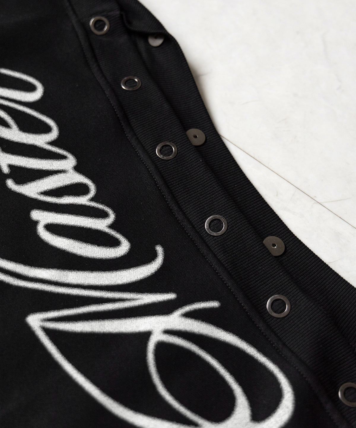 レタリングロゴワンショルスウェットトップス ／ Lettering logo one-shoulder sweat tops