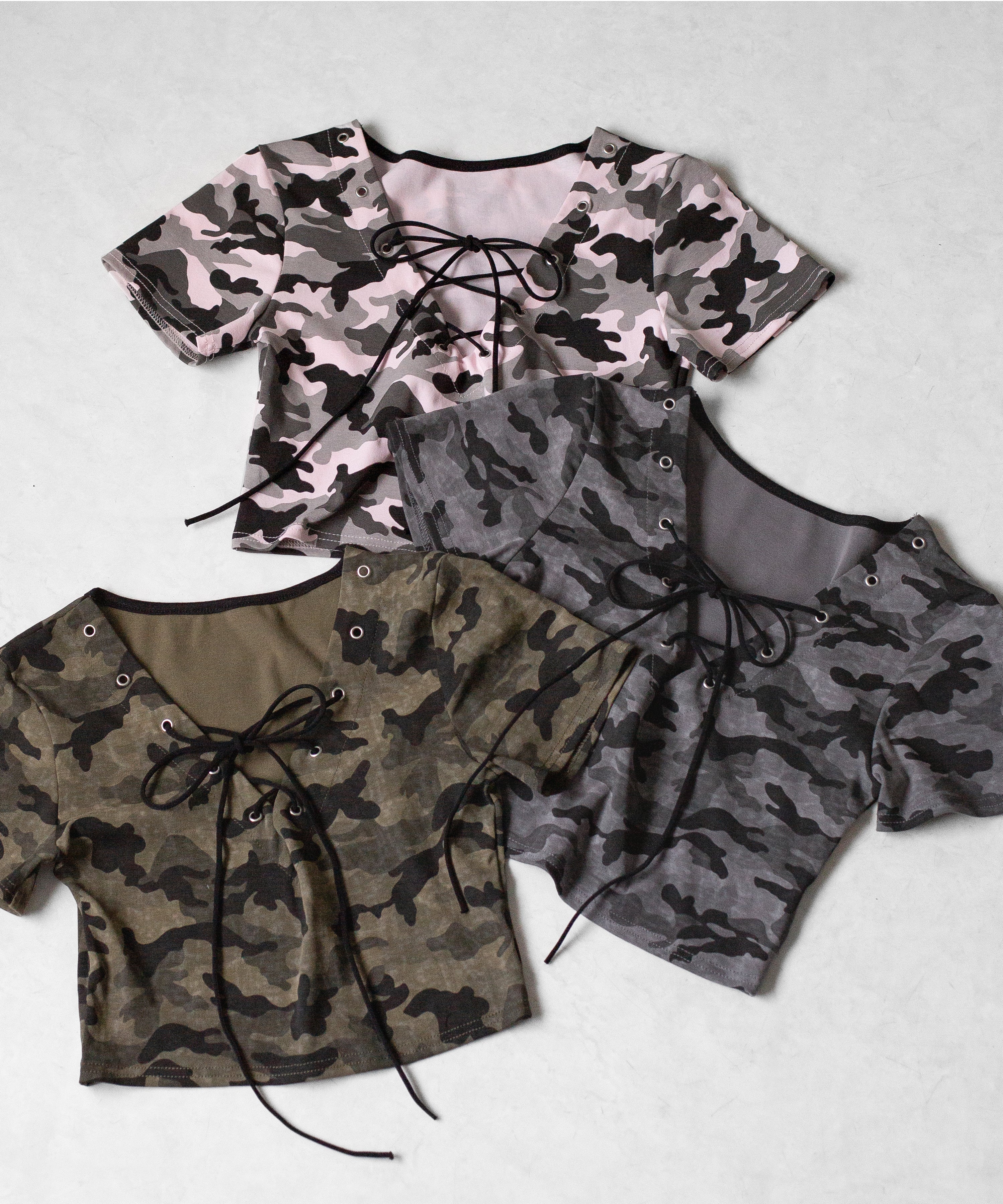 ヴィンテージカモフラレースアップショートＴシャツ　／ Vintage camouflage lace-up short T-shirt