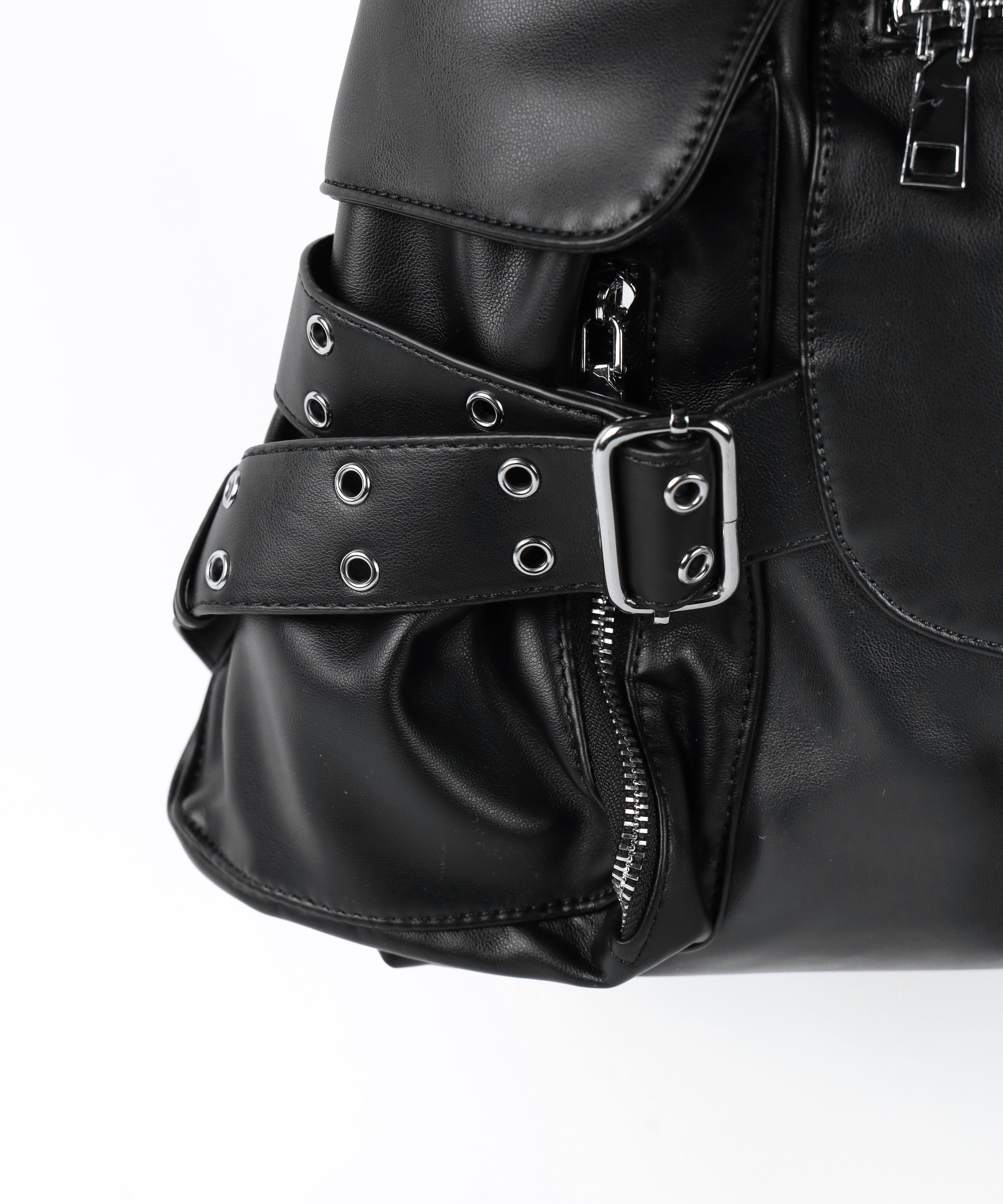 【 多ポケットで収納力抜群 】３連ベルテッド多ポケットフェイクレザーショルダーバッグ ／ Three belted multi pocket fake leather shoulder bag