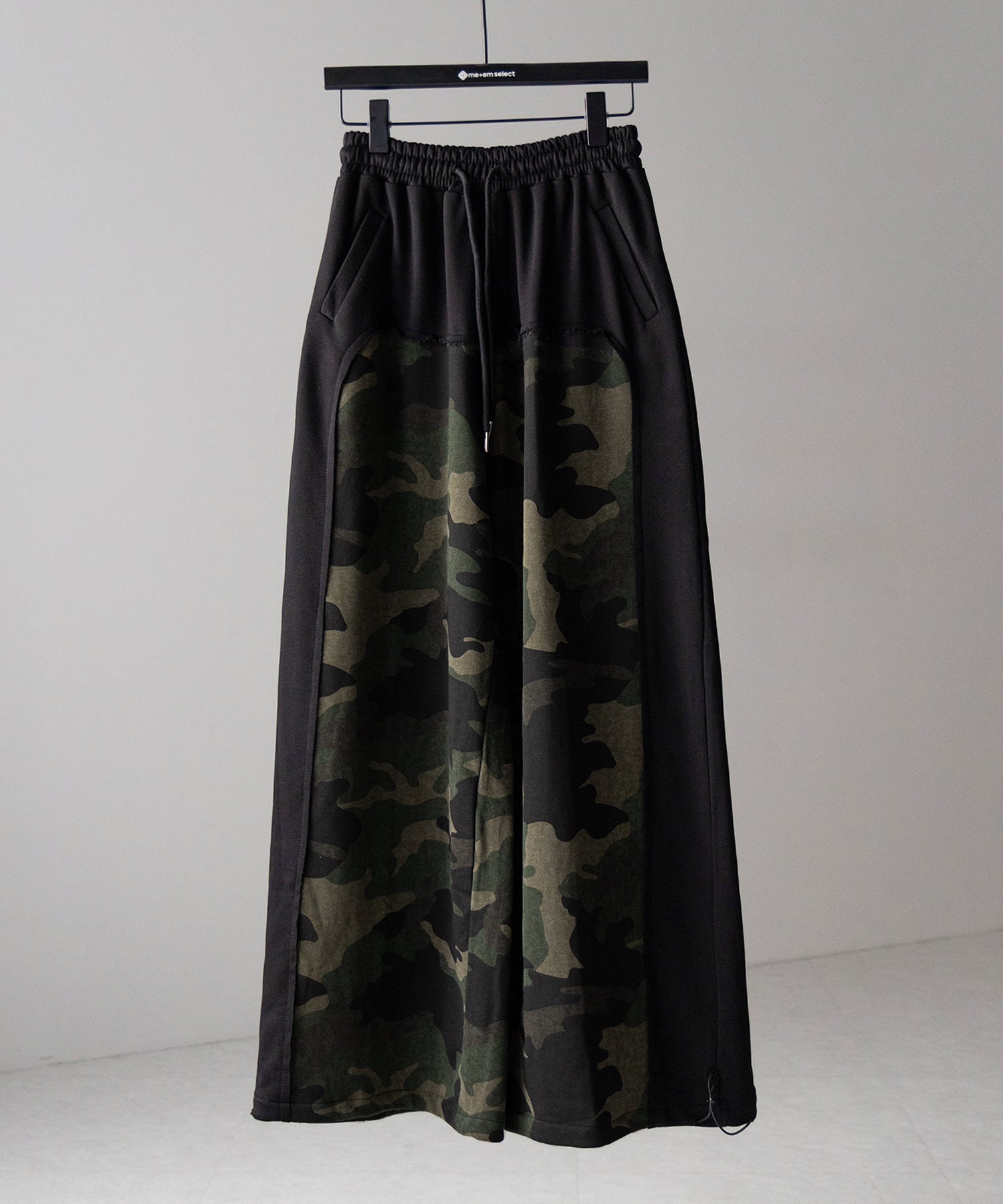 【 裾絞り可能２WAY 】カモフラドッキングミリタリーワイドスウェットパンツ ／ camouflage docking military wide sweat pants