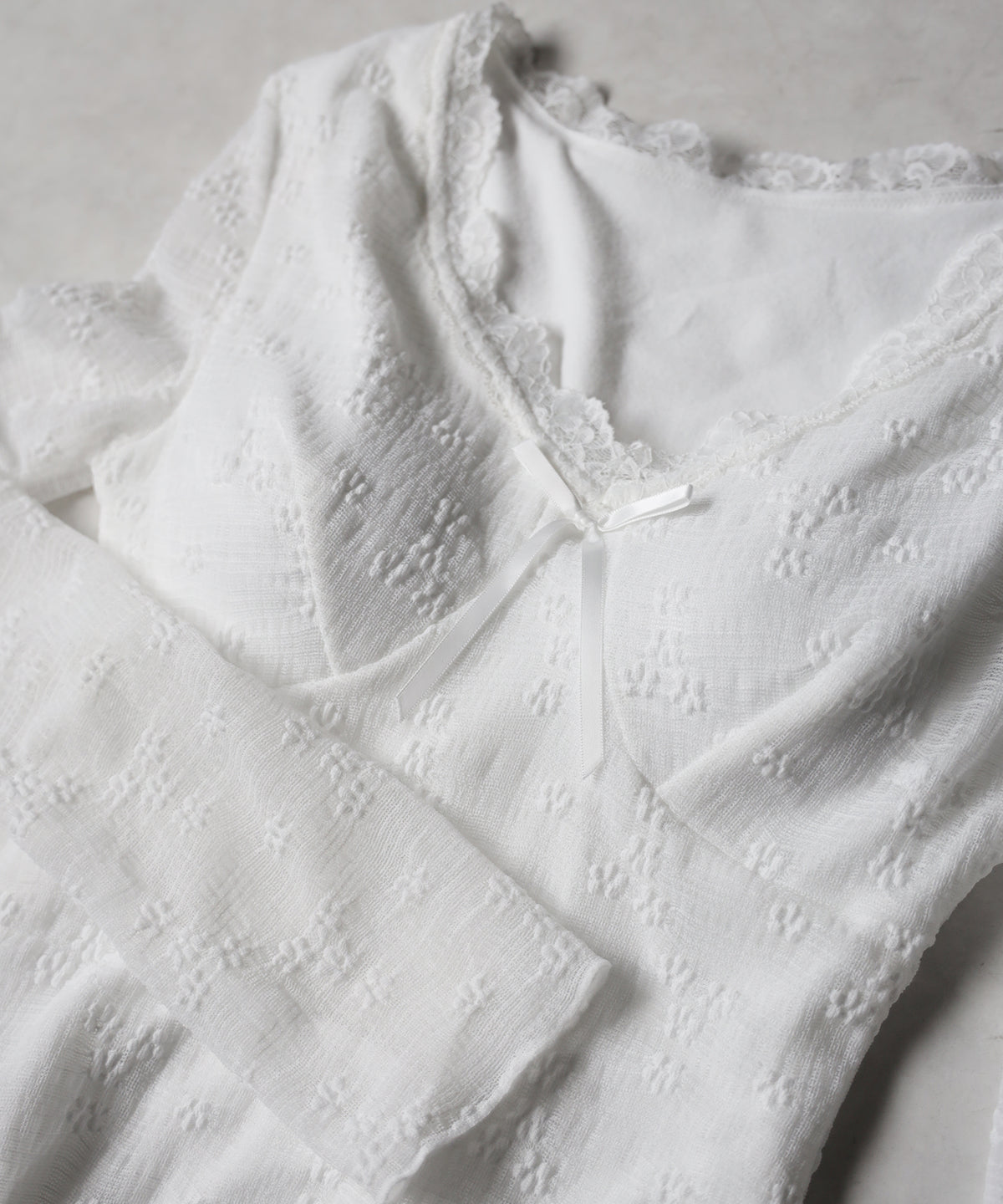 フロントリボンVネックレイヤードレーストップス ／ front ribbon v-neck layered lace tops