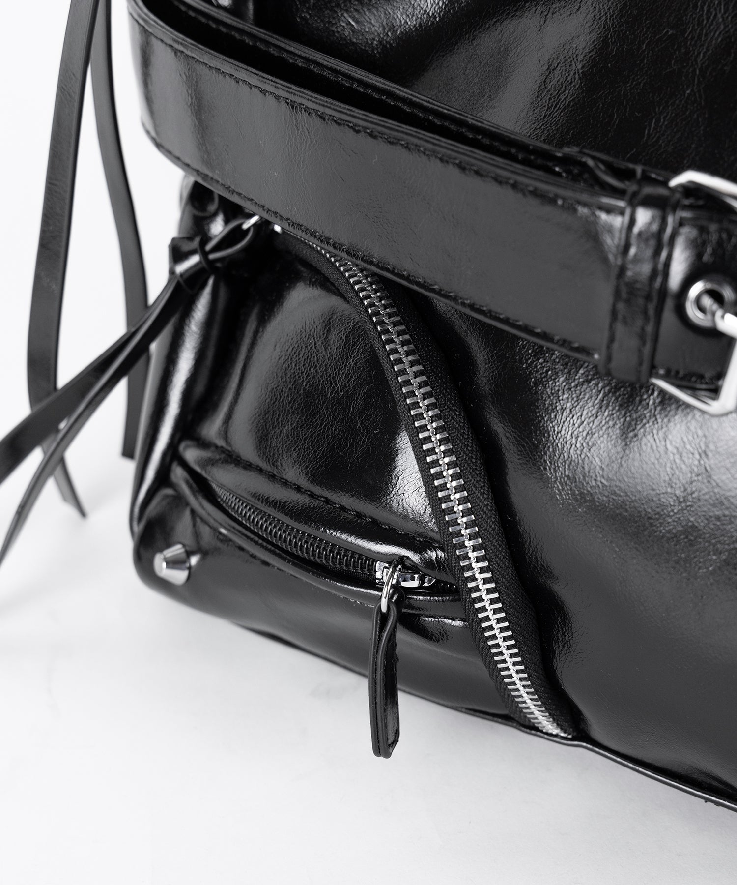 【ショルダーにできる2WAY】 ベルテッドダブルジップポケットショルダーバッグ／ belted double zip pocket shoulder bag