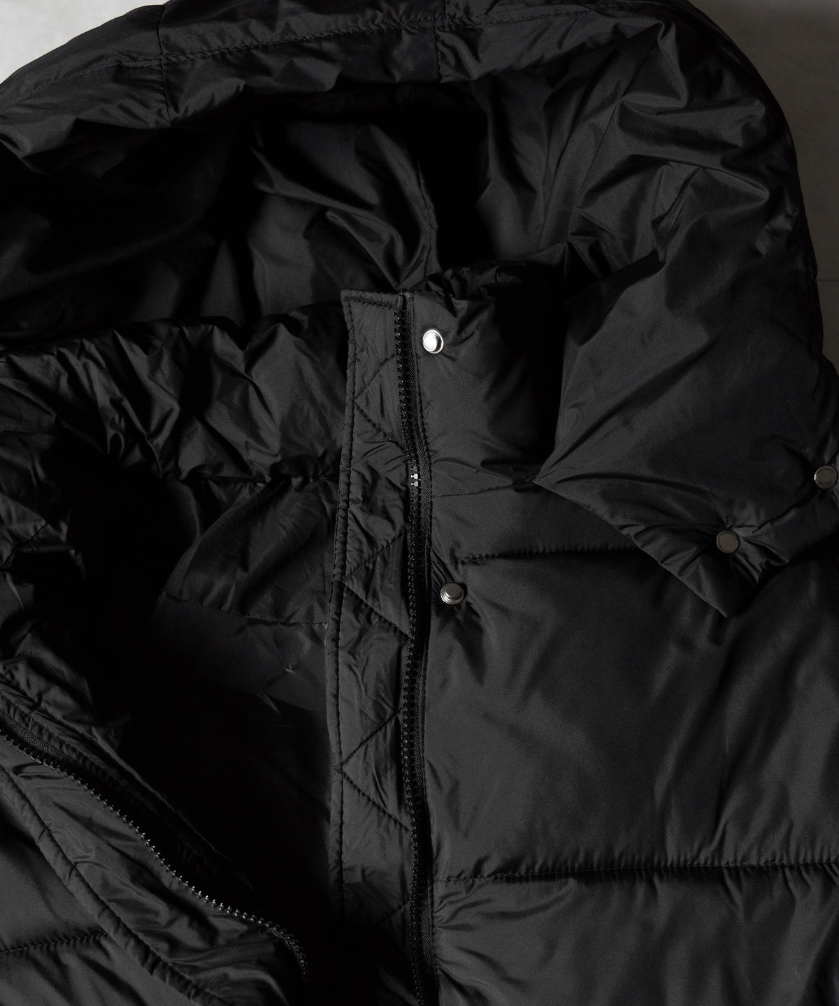 スタンドネックボリュームフーディ中綿パフジャケット ／ Stand-neck volume hooded fake down puff jacket