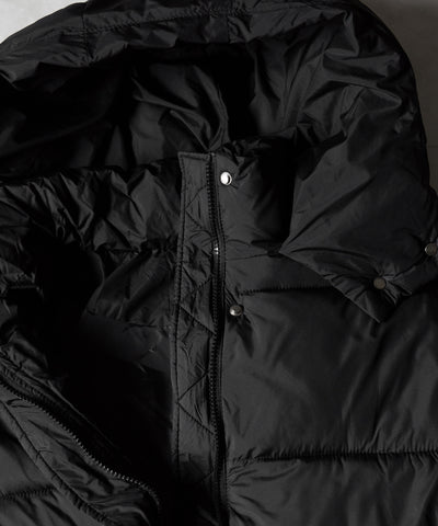スタンドネックボリュームフーディ中綿パフジャケット ／ Stand-neck volume hooded fake down puff jacket