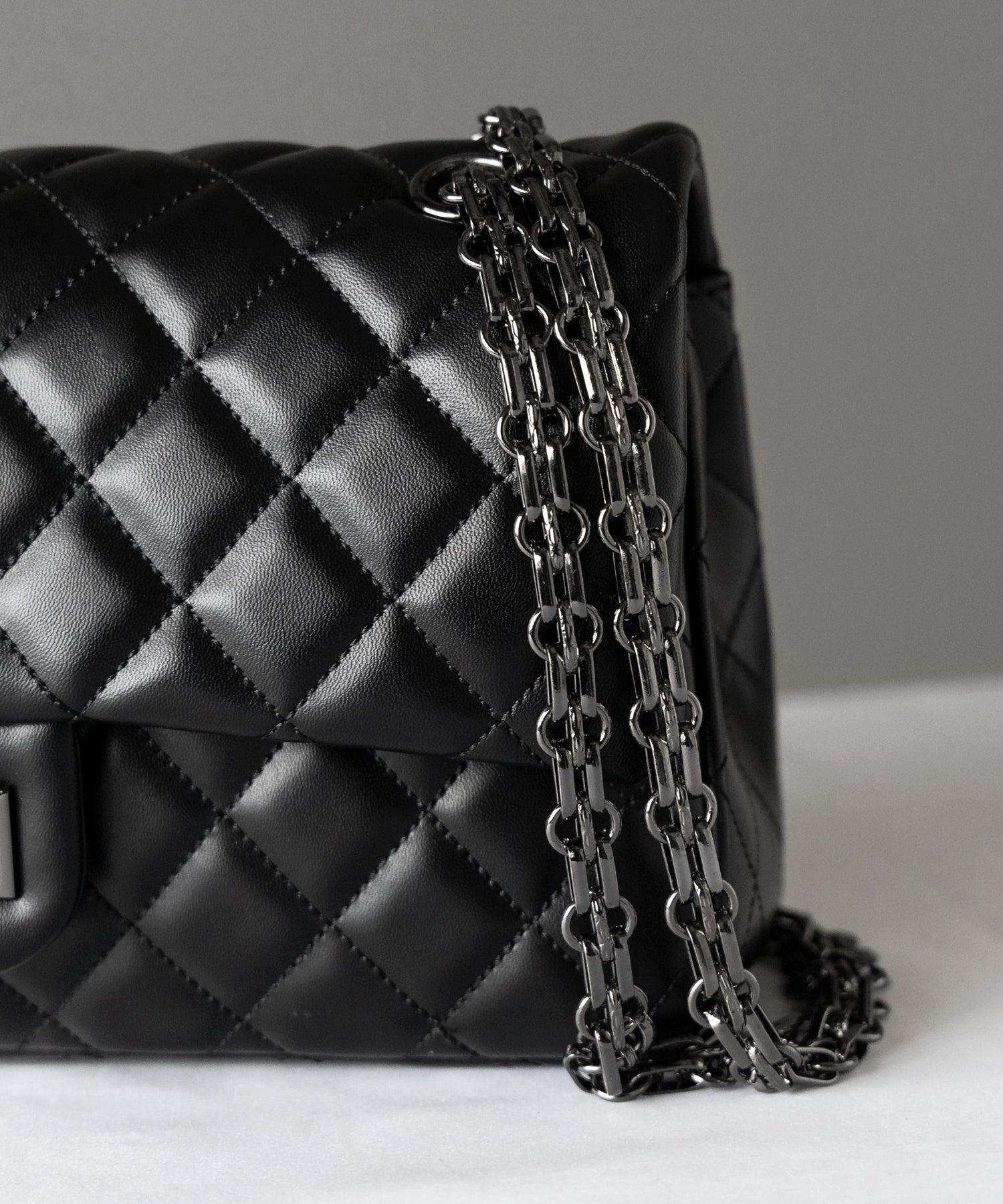 【 ２color 】キルティングチェーンスクエアショルダーバッグ ／ quilting chain square shoulder bag