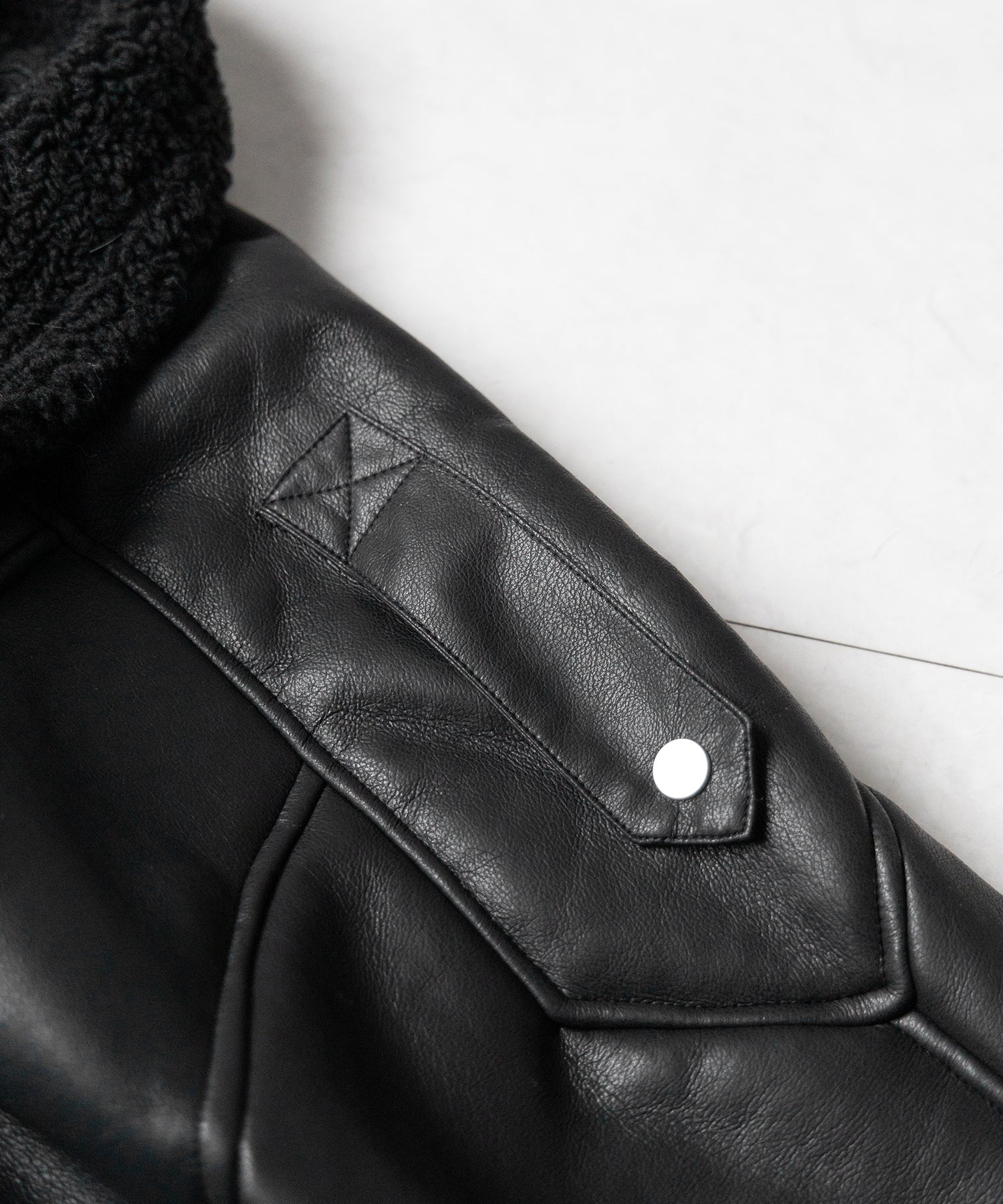 【 ２color 】フェイクレザーベルテッドボアムートンジャケット ／ fake leather belted boa mouton jacket