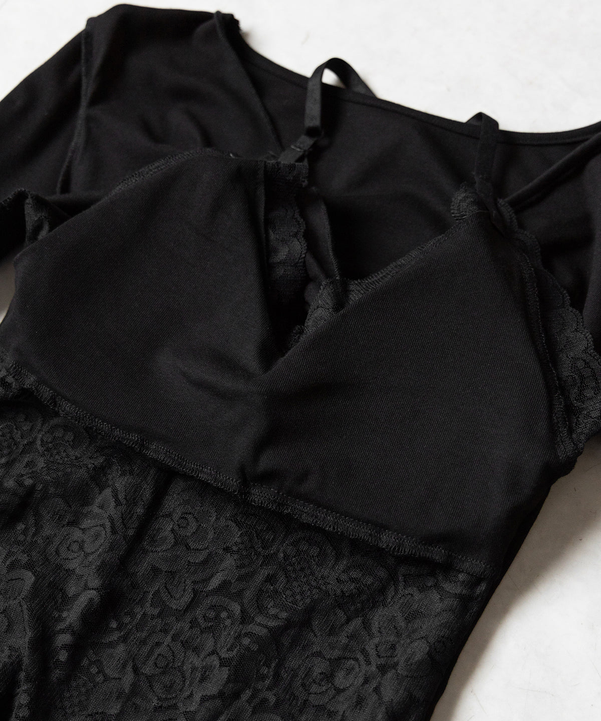レースレイヤードクロスデザイン長袖Ｔシャツ ／Lace-layered cross design long-sleeved T-shirt