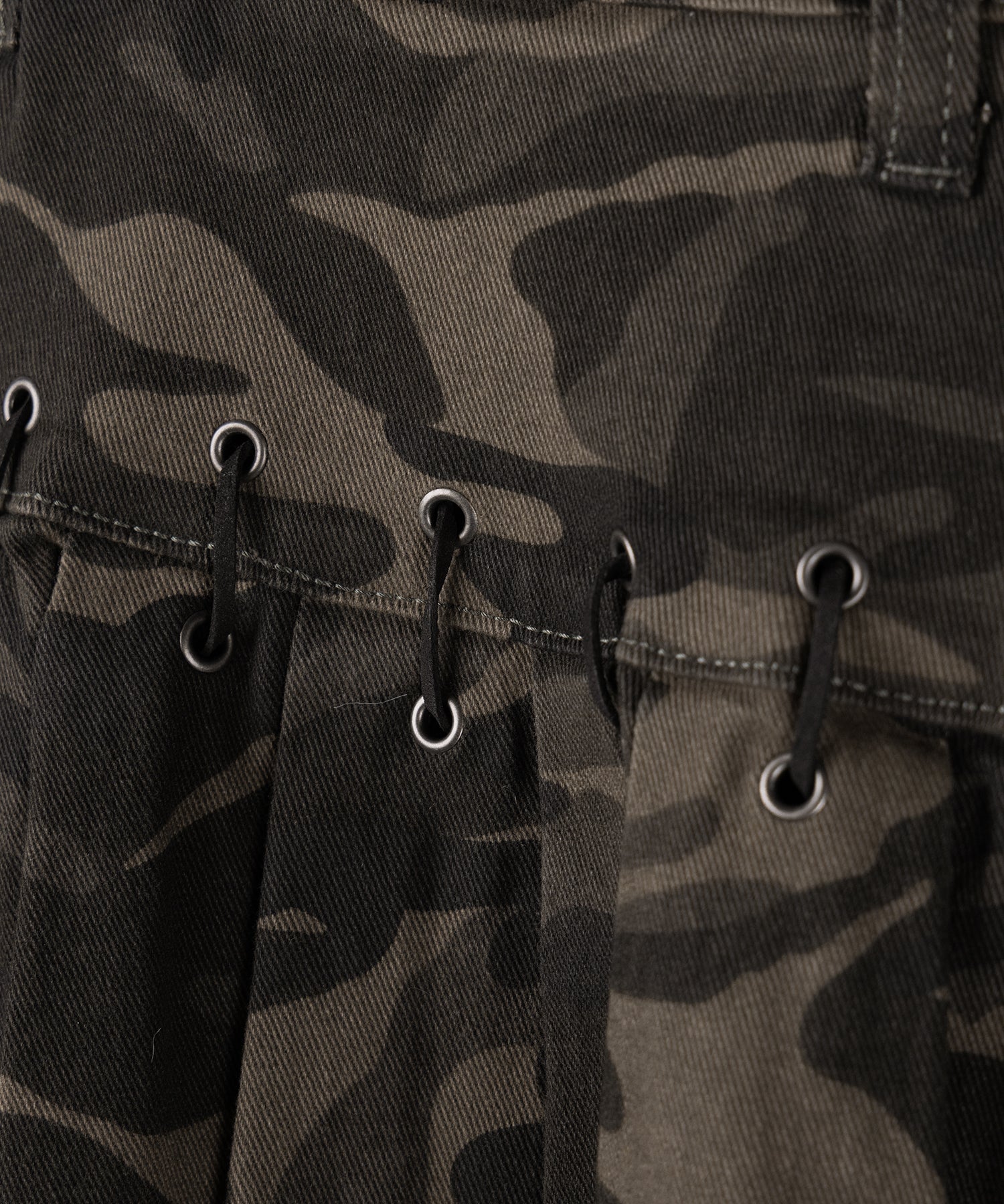 【 インパン裏地付 】カモフラベルテッドマイクロプリーツミニスカパン ／ camouflage belted micro pleats skirt pants