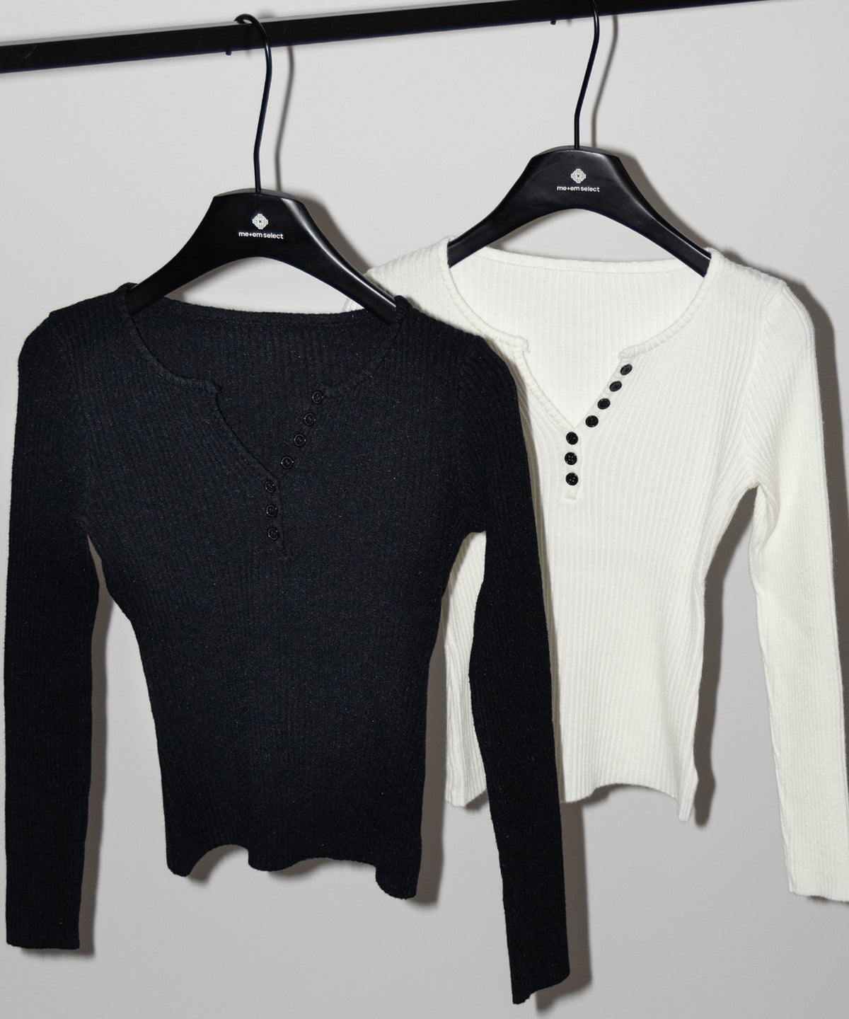 フロントボタンヘンリーネックスリムリブニット ／ Front button henley neck slim rib knit