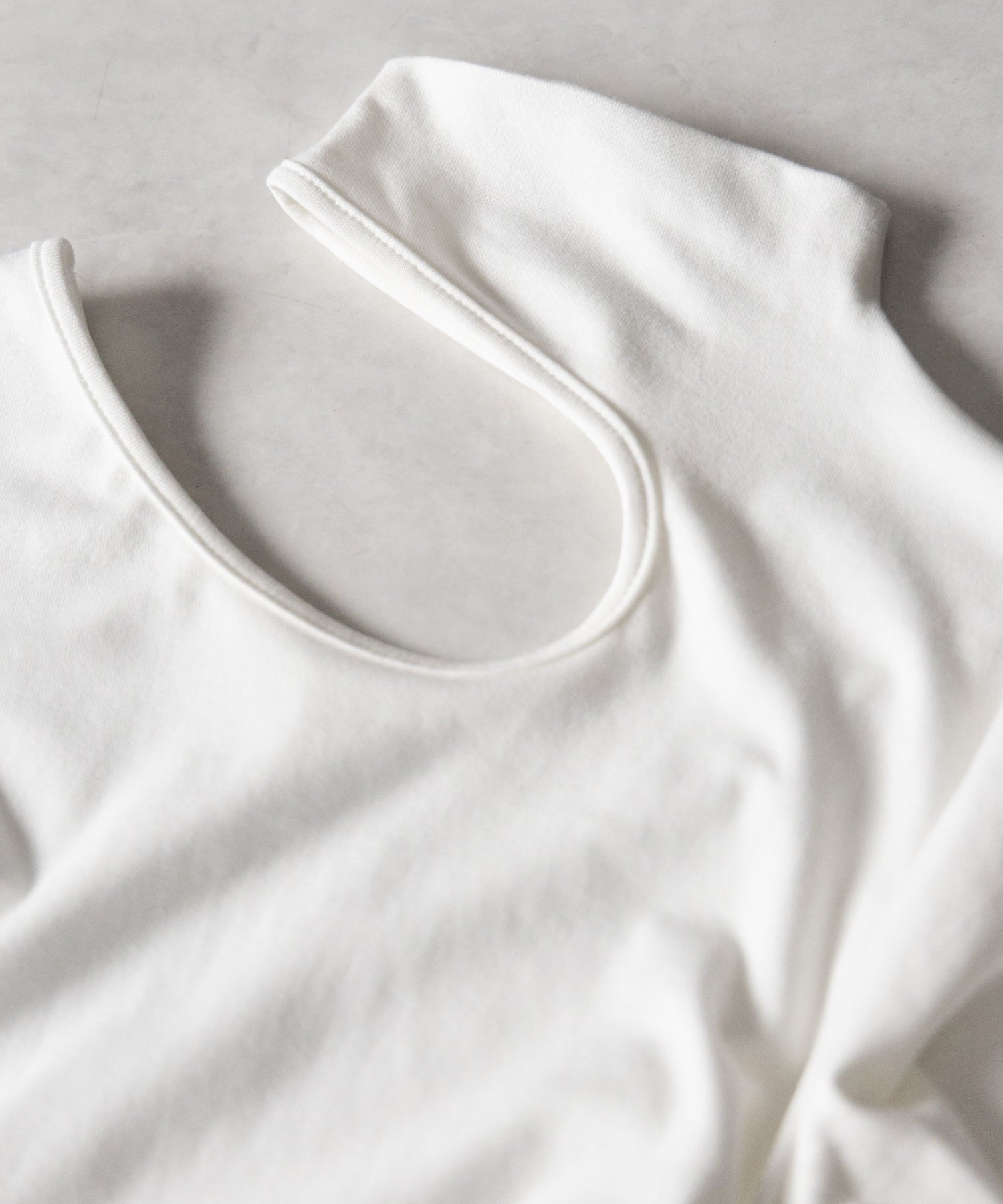 【 ２color 】カットアウトアシメチョーカーカットソートップス ／cutout asymmetry choker cutsew tops