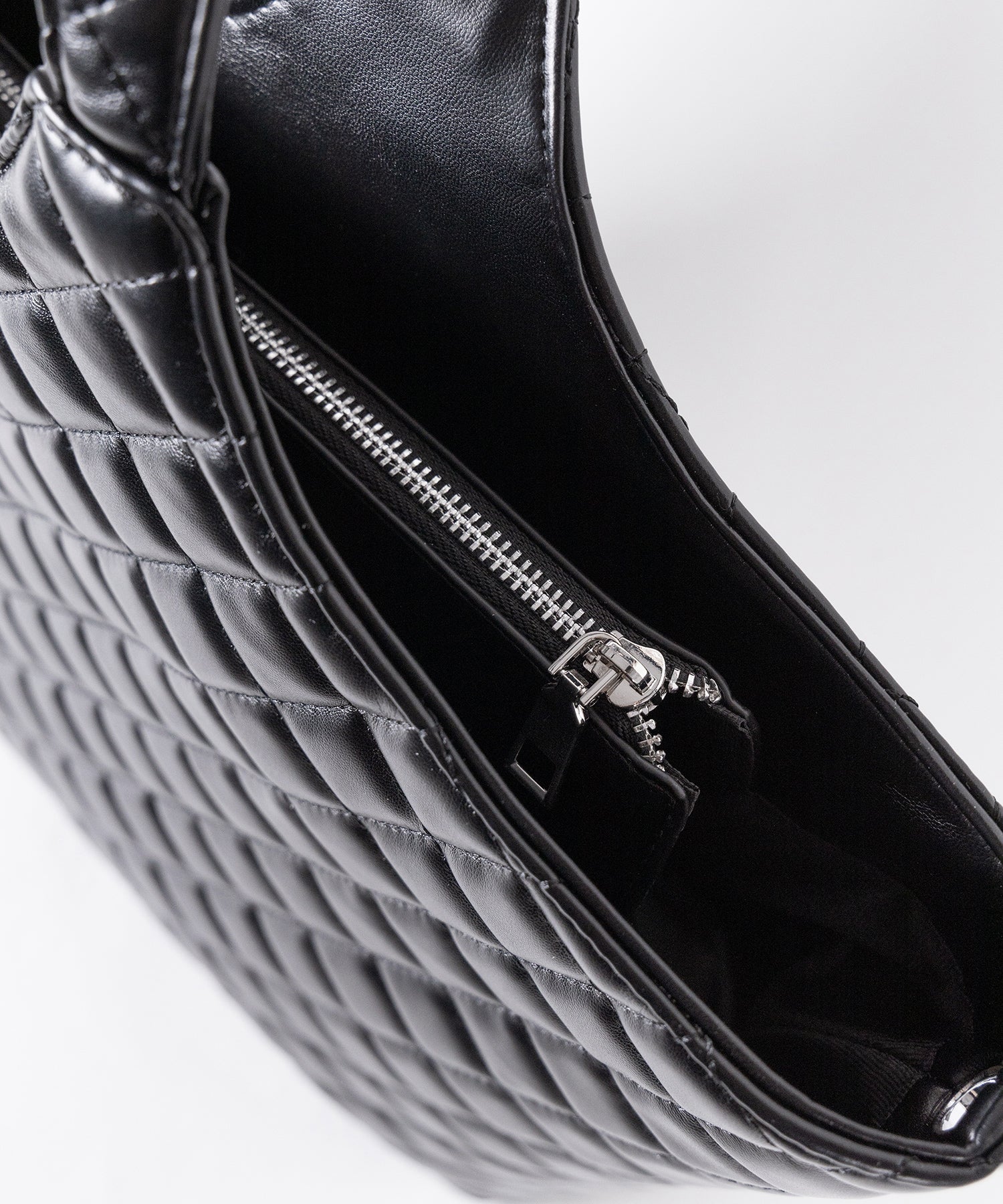 【 A4収納可 】フェイクレザーキルティングトートバッグ ／ fake leather quilted tote bag
