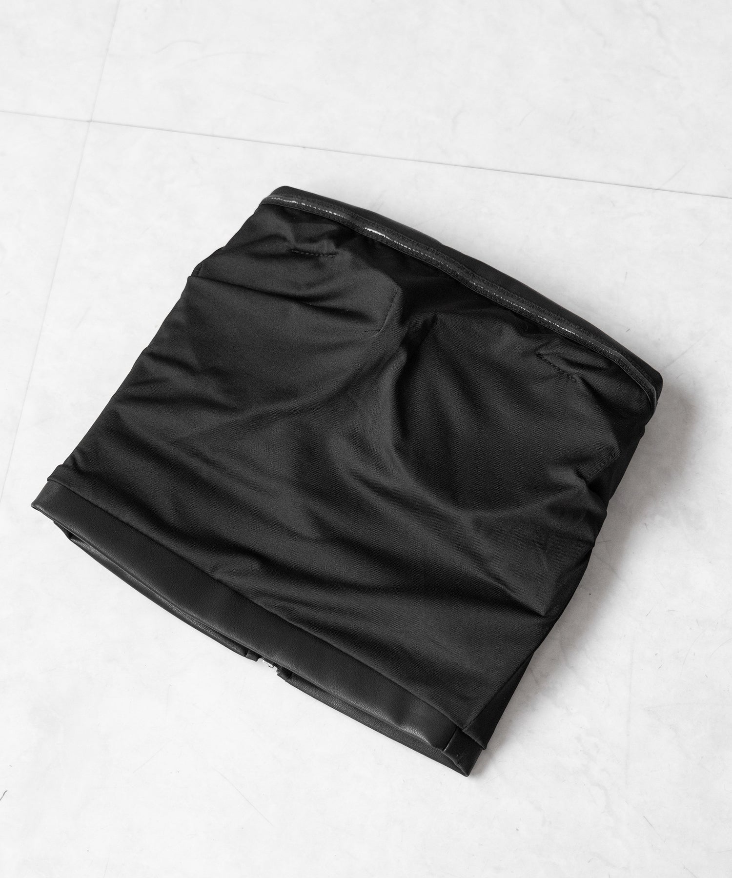 【 ２color 】サイドタックフェイクレザーショートベアトップ ／ side tuck fake leather short bare tops